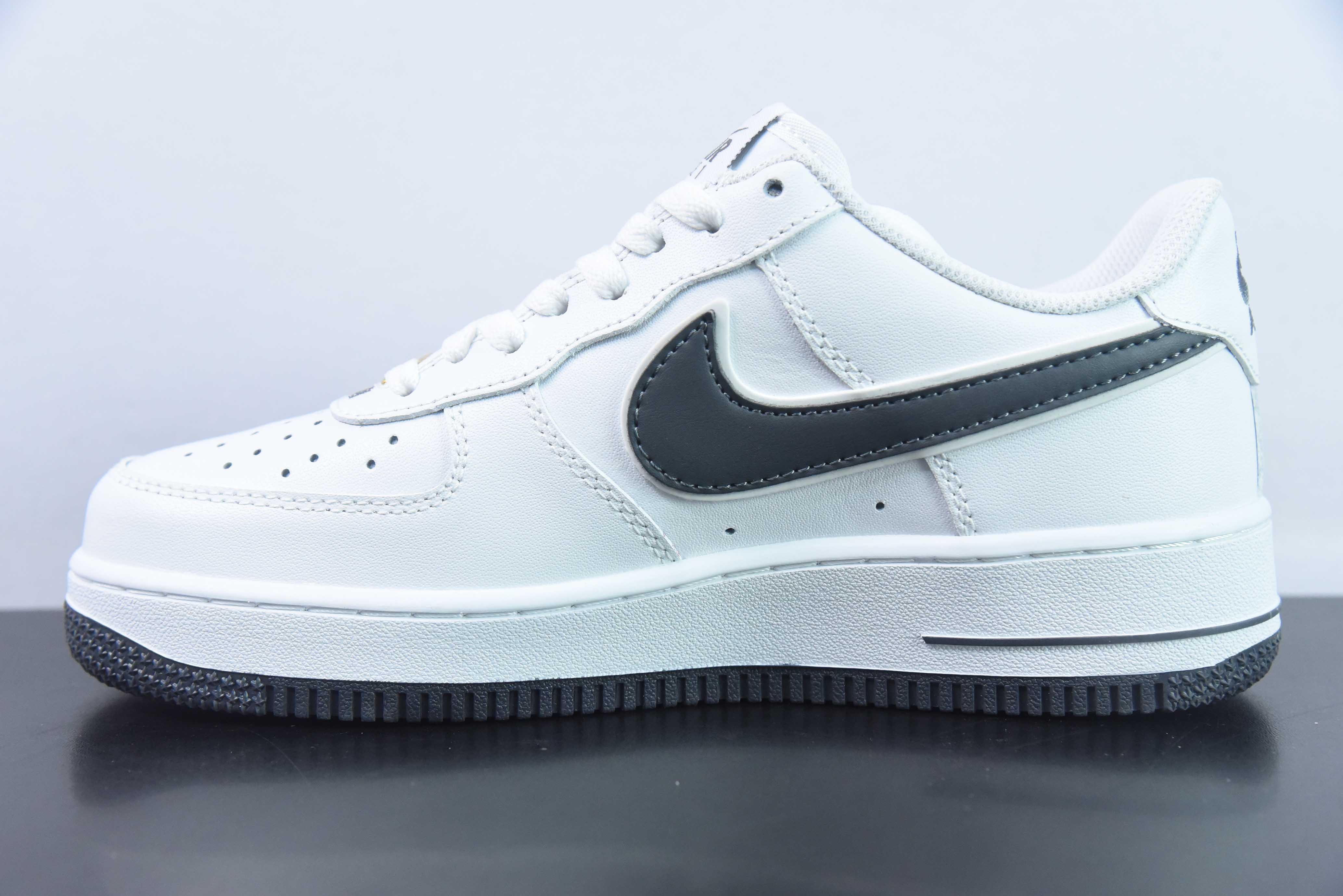 나이키 에어 포스 1 로우 스우시 스몰 후크 에어 포스 1 로우탑 캐주얼 신발 품목 번호: CV5696-969 사이즈: 36-44