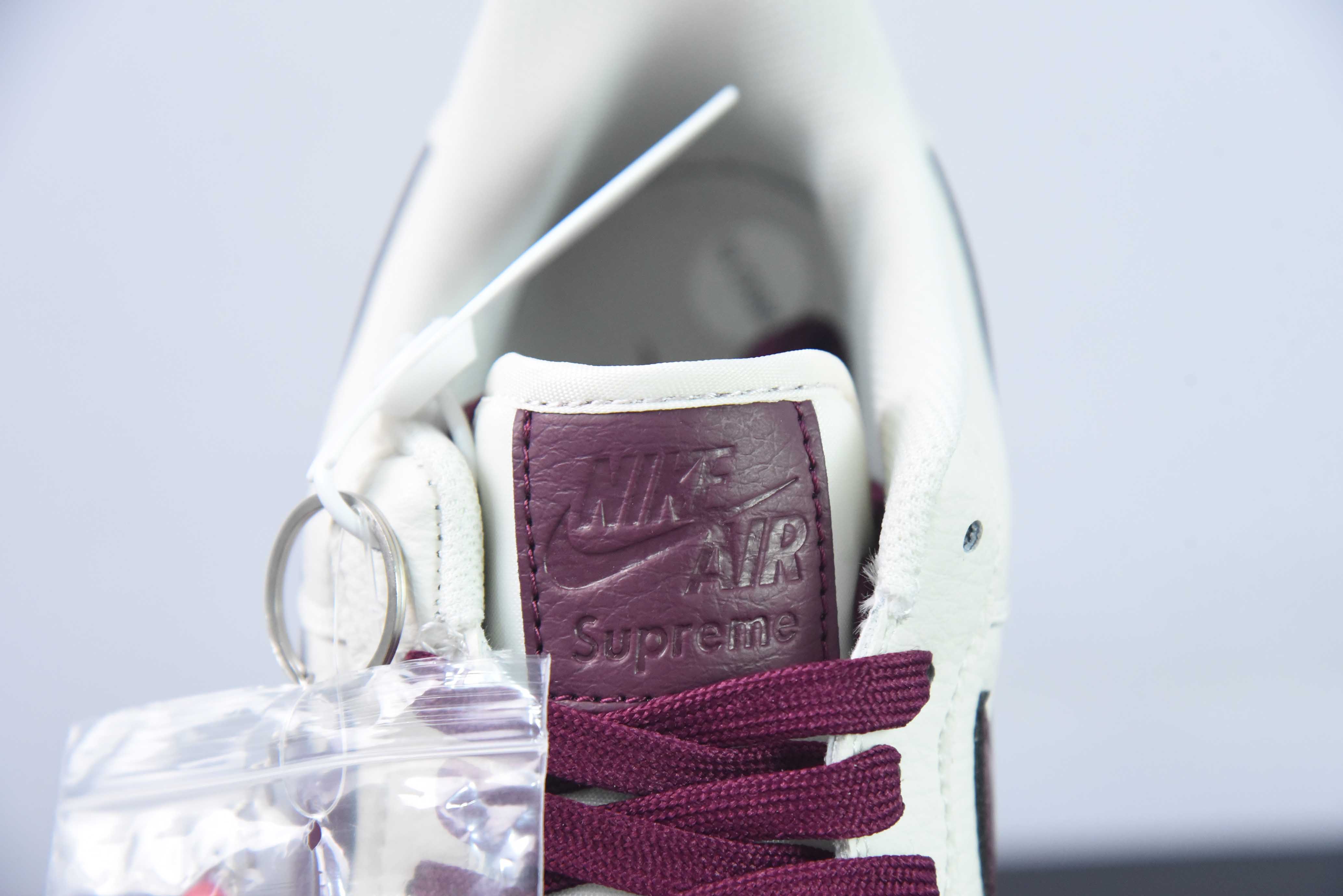 나이키 에어 포스 1 AF1 에어 포스 1/로우탑 화이트 와인 레드 노스페이스 + SUP 공동 브랜드 아이템 번호: SU2305-009 사이즈: 36-44