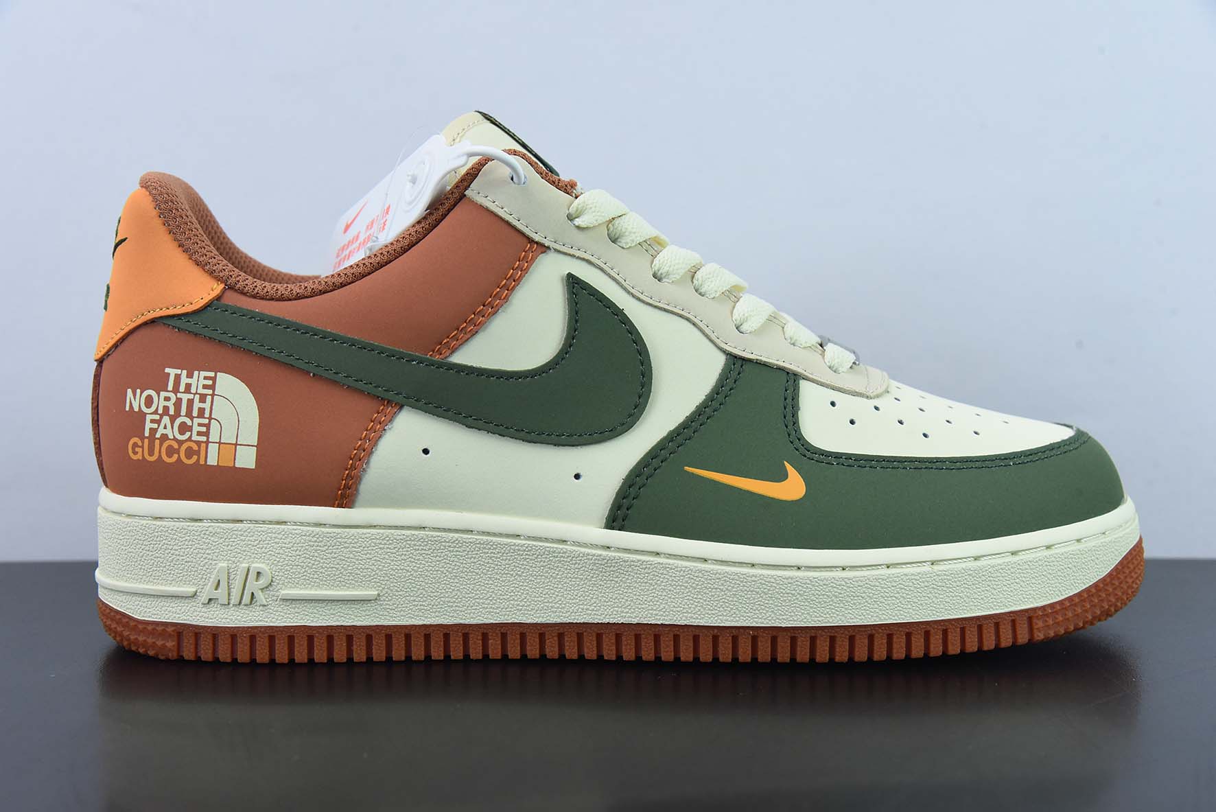 나이키 에어 포스 1 07 로우 더 노스페이스 - 그린 미스트 브라운 에어 포스 원 로우탑 아이템 번호: BS9055-811 사이즈: 36-44