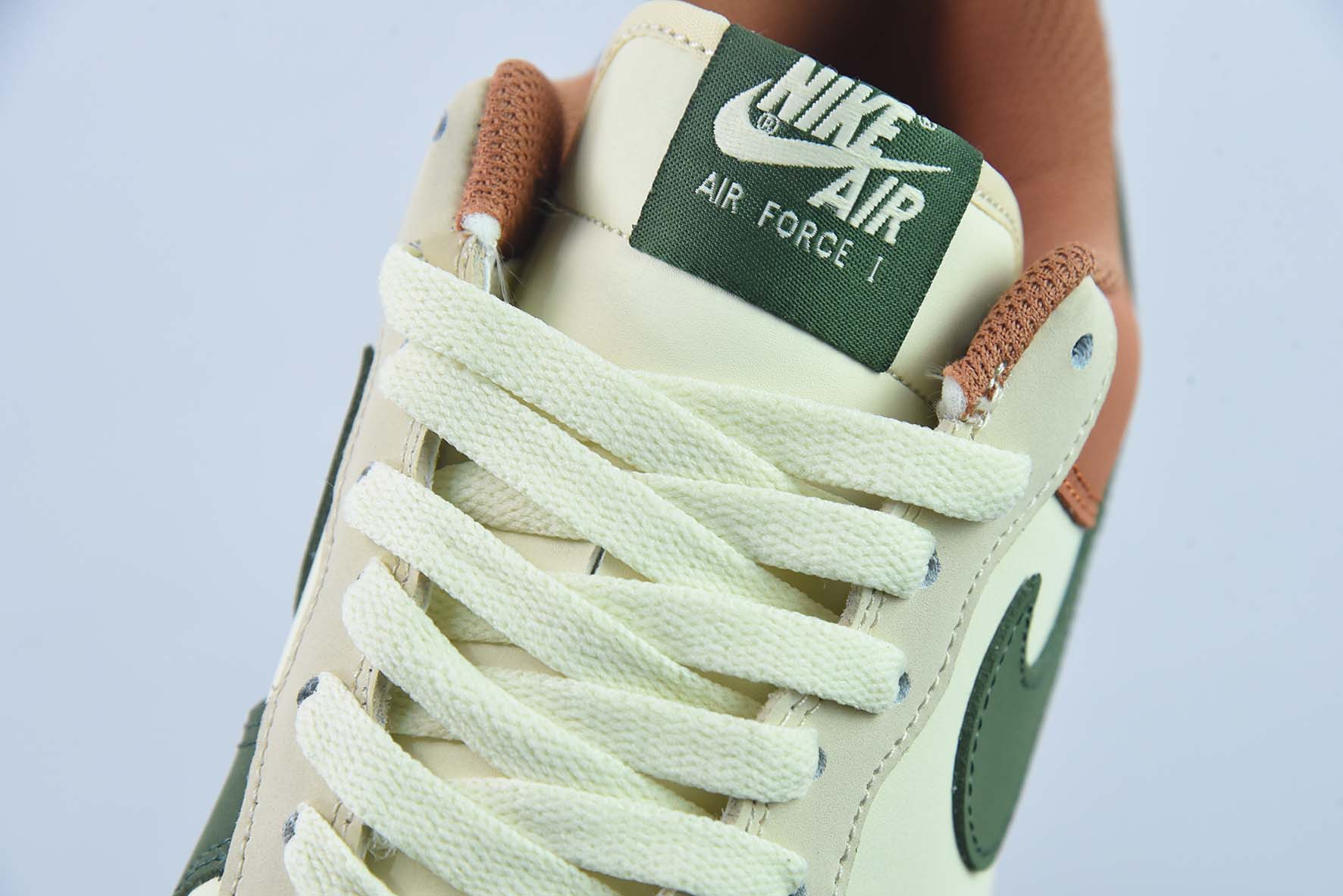 나이키 에어 포스 1 07 로우 더 노스페이스 - 그린 미스트 브라운 에어 포스 원 로우탑 아이템 번호: BS9055-811 사이즈: 36-44