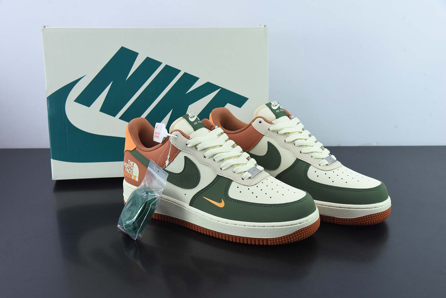 나이키 에어 포스 1 07 로우 더 노스페이스 - 그린 미스트 브라운 에어 포스 원 로우탑 아이템 번호: BS9055-811 사이즈: 36-44