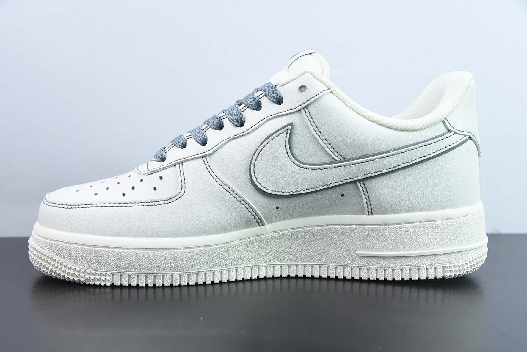 나이키 에어 포스 1 로우 07 벅스 버니 하늘의 흰색과 회색 별 로우탑 에어 포스 1 아이템 번호: 315122-606 사이즈: 36-44