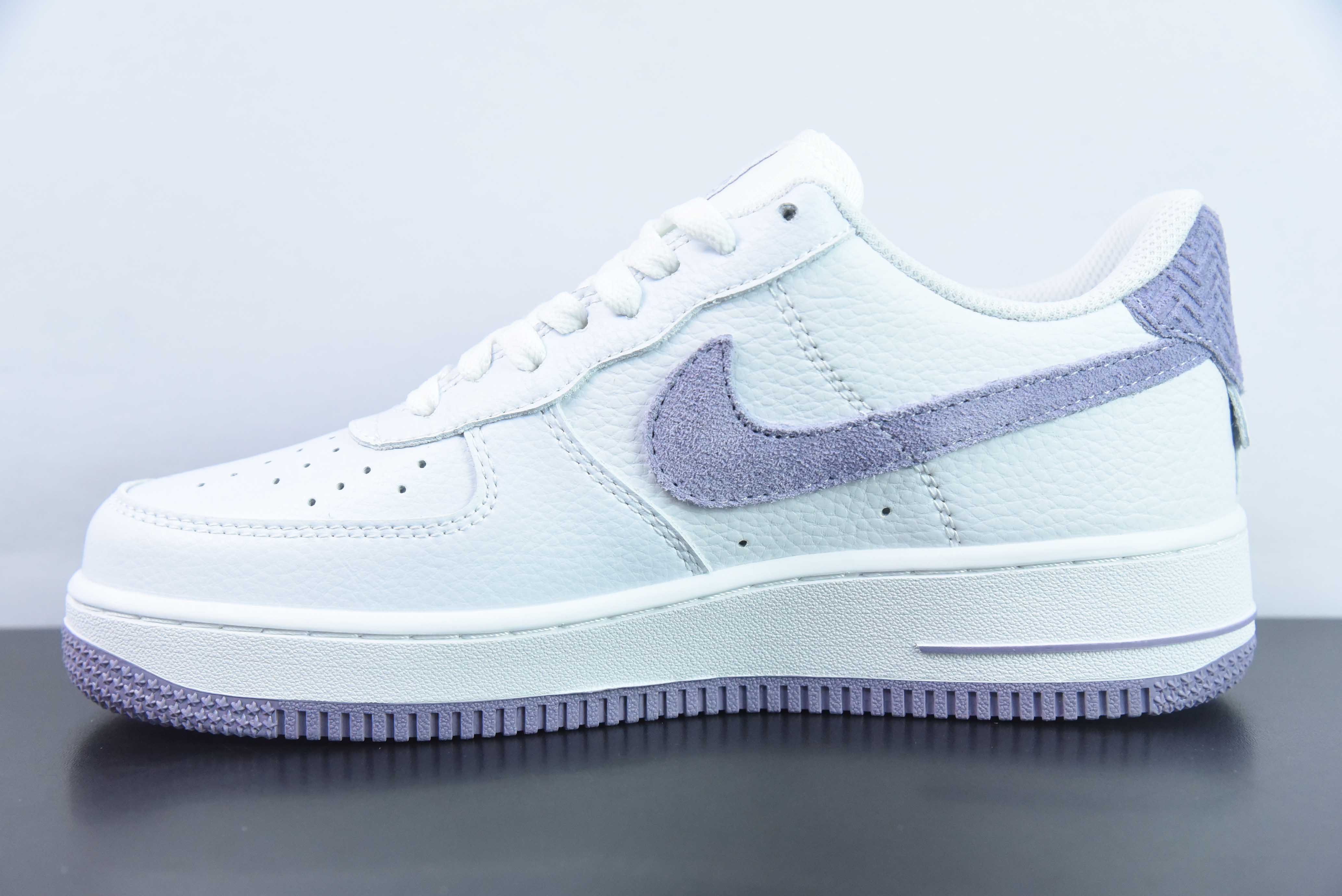 나이키 에어 포스 1 로우 화이트 퍼플 후크 에어 포스 1 로우탑 스포츠 캐주얼 신발 품목 번호: CN2873-108 사이즈: 36-44