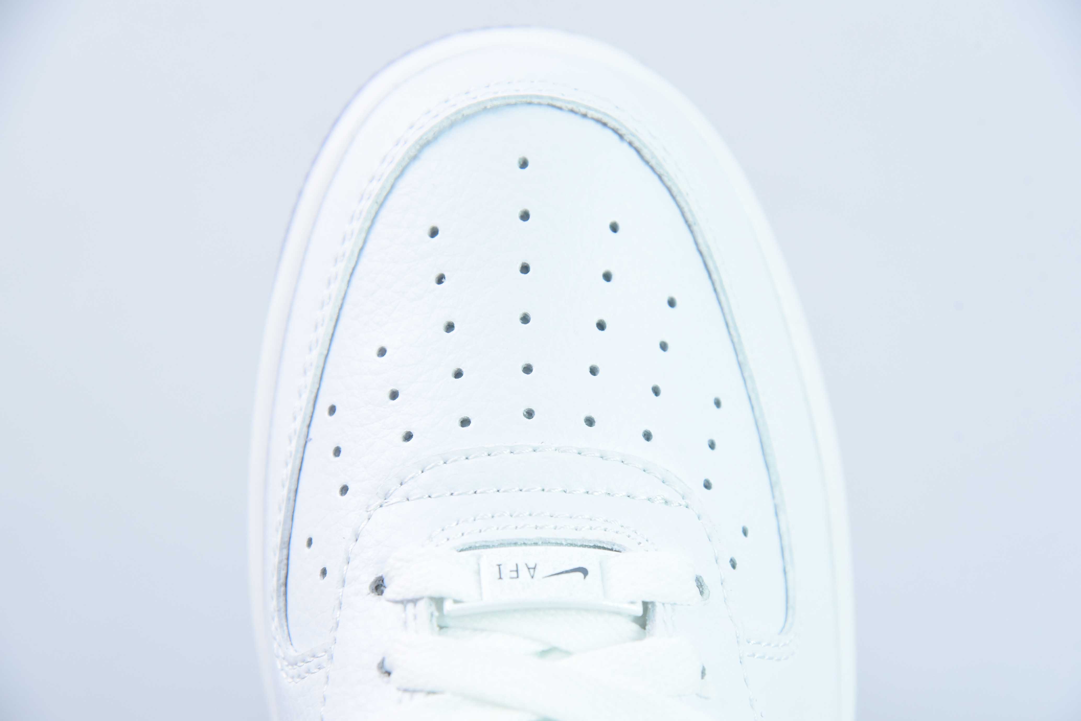 나이키 에어 포스 1 로우 화이트 퍼플 후크 에어 포스 1 로우탑 스포츠 캐주얼 신발 품목 번호: CN2873-108 사이즈: 36-44