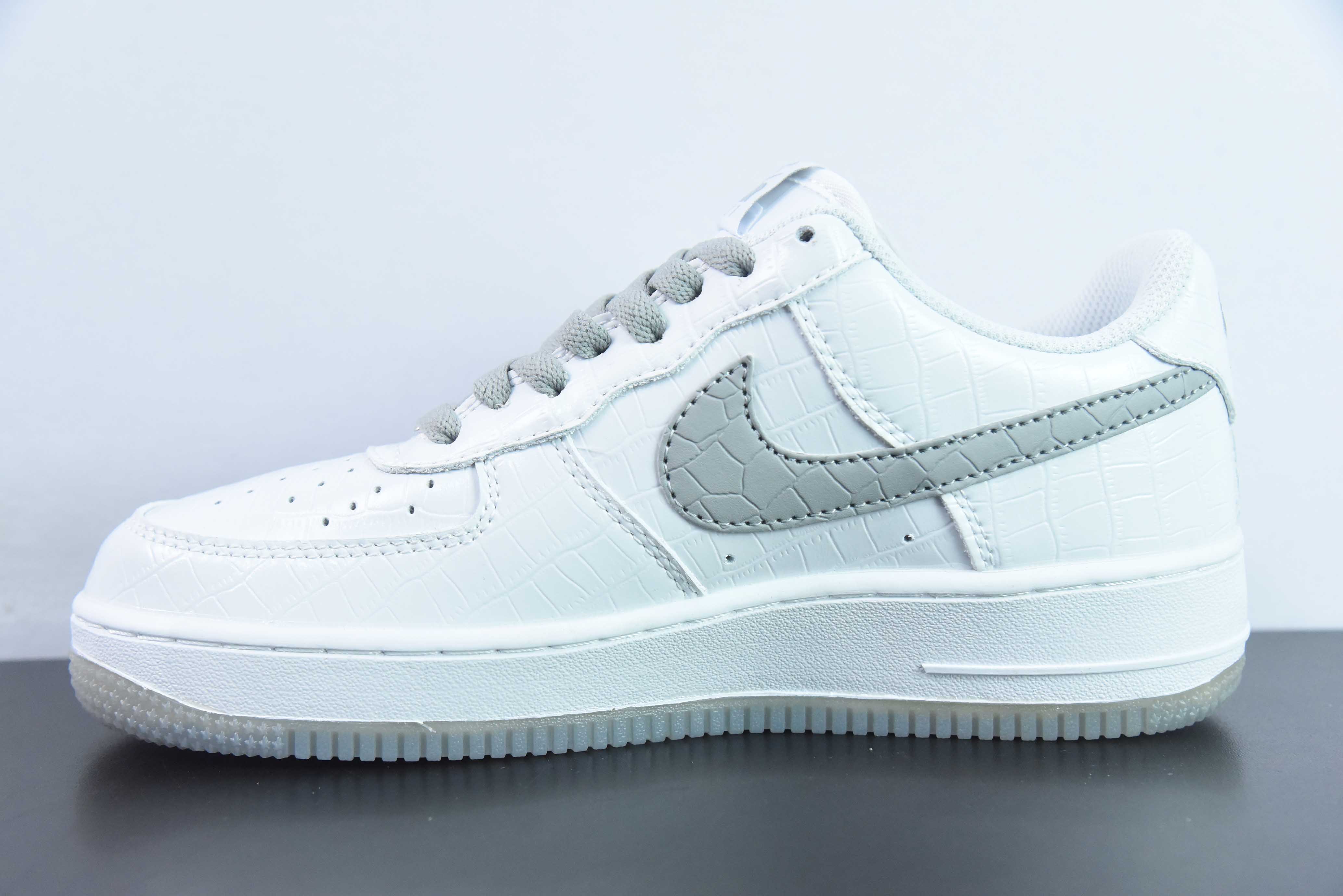 NK 에어 포스 107 로우 크로커다일 화이트/그레이 에어 포스 원 클래식 로우탑 캐주얼 트레이너 크로커다일 화이트/그레이 라이트닝. DD0614-333 사이즈: 36-44