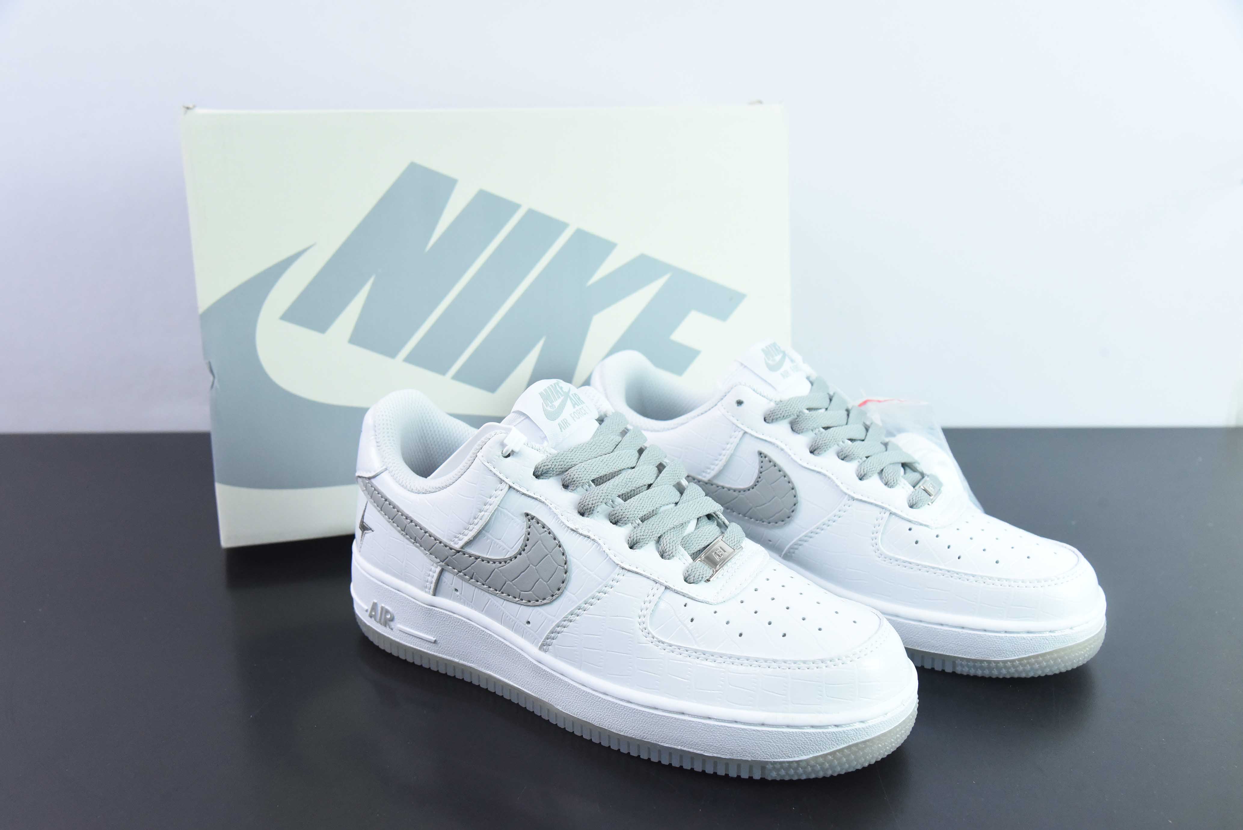 NK 에어 포스 107 로우 크로커다일 화이트/그레이 에어 포스 원 클래식 로우탑 캐주얼 트레이너 크로커다일 화이트/그레이 라이트닝. DD0614-333 사이즈: 36-44