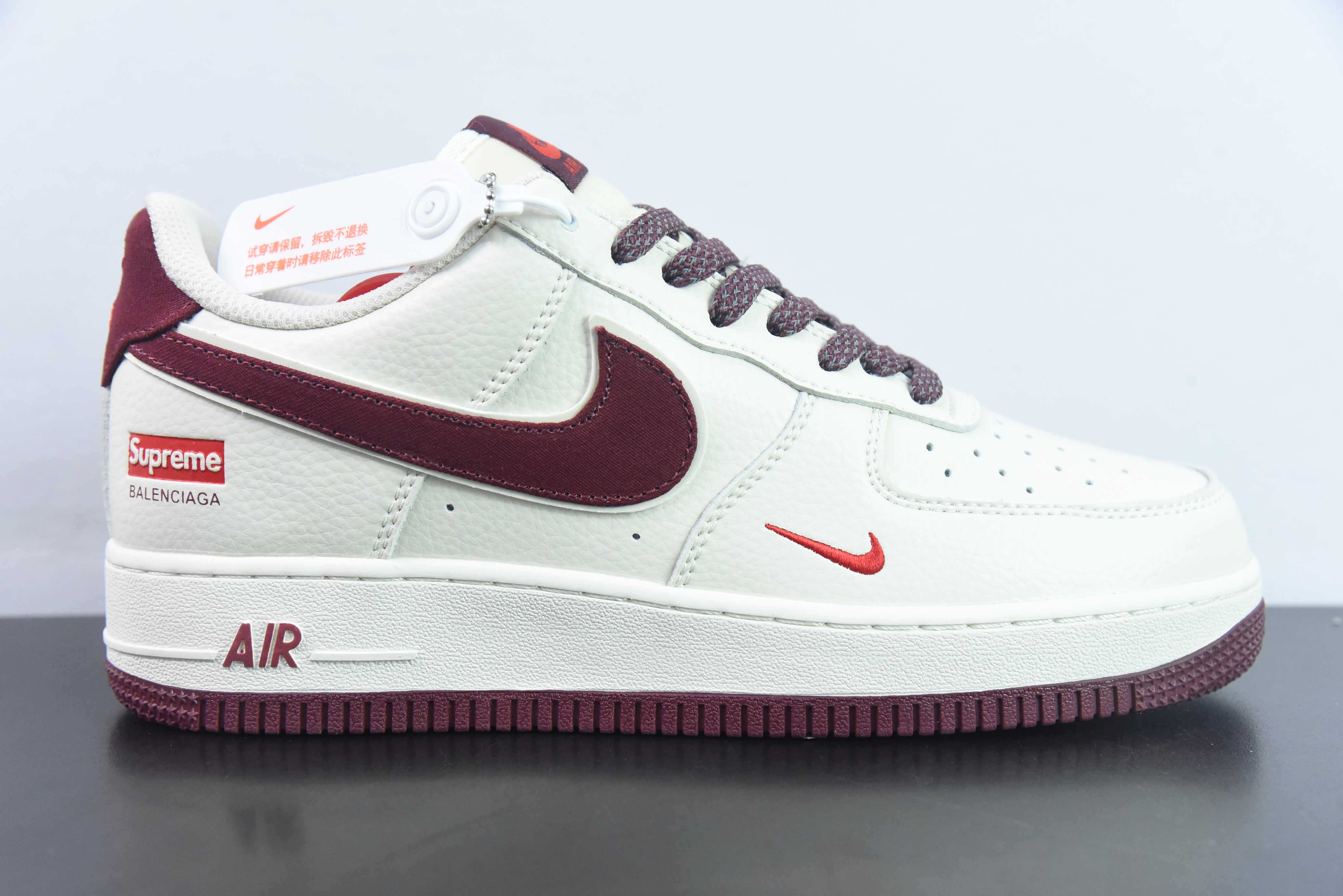 나이키 에어 포스 1 07 로우 슈프림 공동 브랜드 - 라이스 화이트 와인 레드 에어 포스 원 로우탑 품목 번호: AD9888-002 사이즈: 36-44