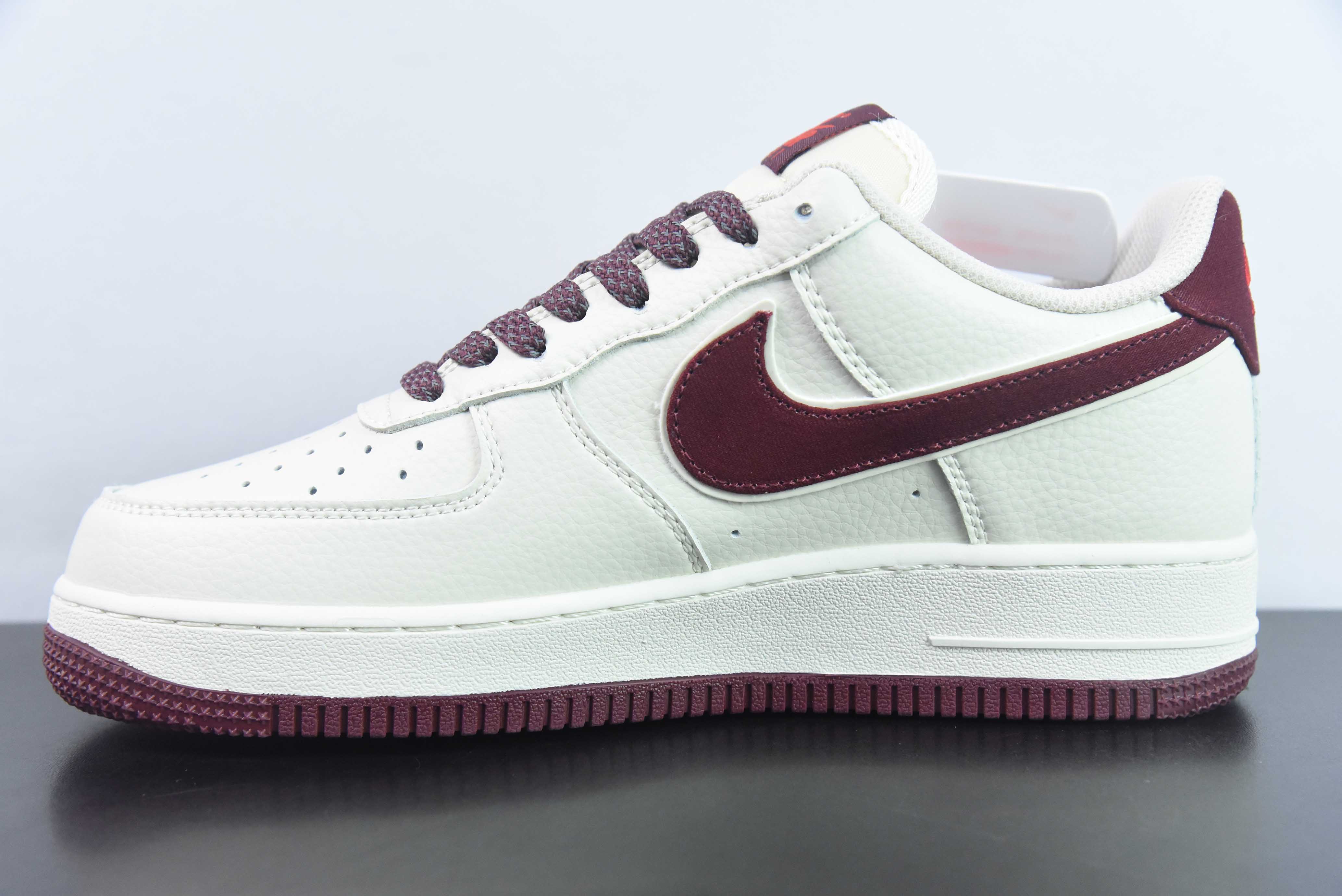 나이키 에어 포스 1 07 로우 슈프림 공동 브랜드 - 라이스 화이트 와인 레드 에어 포스 원 로우탑 품목 번호: AD9888-002 사이즈: 36-44