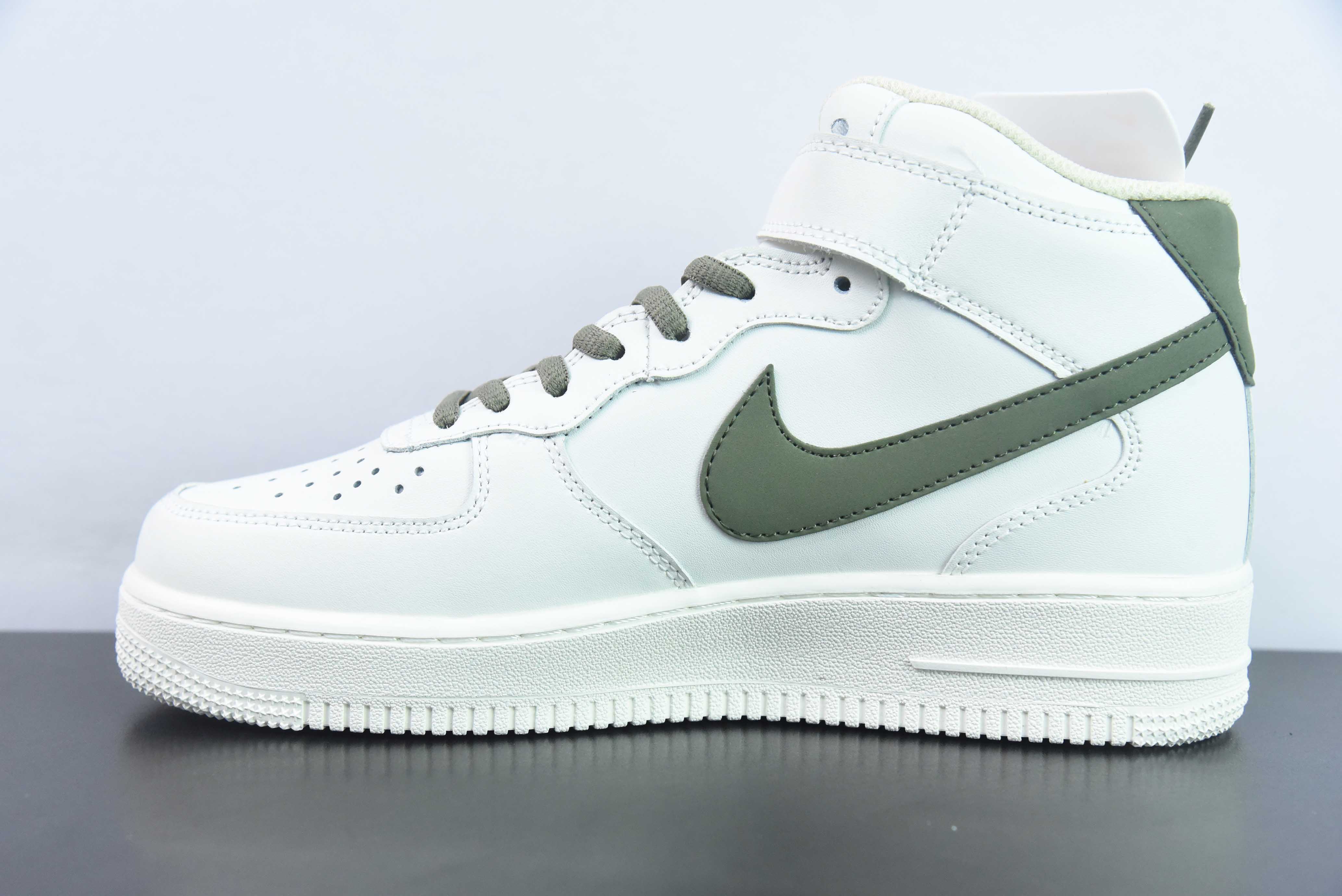 나이키 에어 포스 107 미드 베이지 및 그린 에어 포스 1 미드탑 캐주얼 트레이너 상품 번호: LZ6819-608 사이즈: 36-44