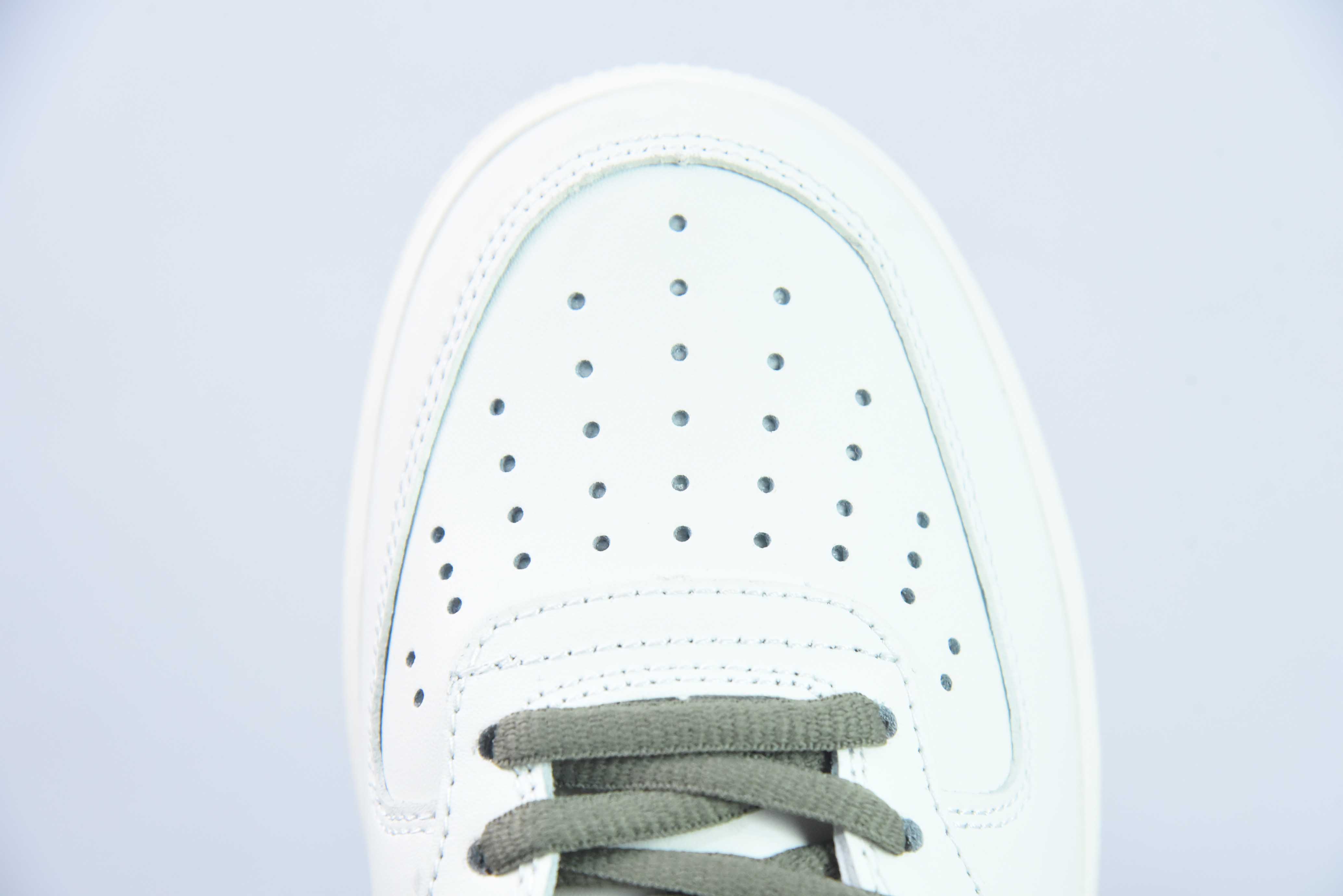 나이키 에어 포스 107 미드 베이지 및 그린 에어 포스 1 미드탑 캐주얼 트레이너 상품 번호: LZ6819-608 사이즈: 36-44