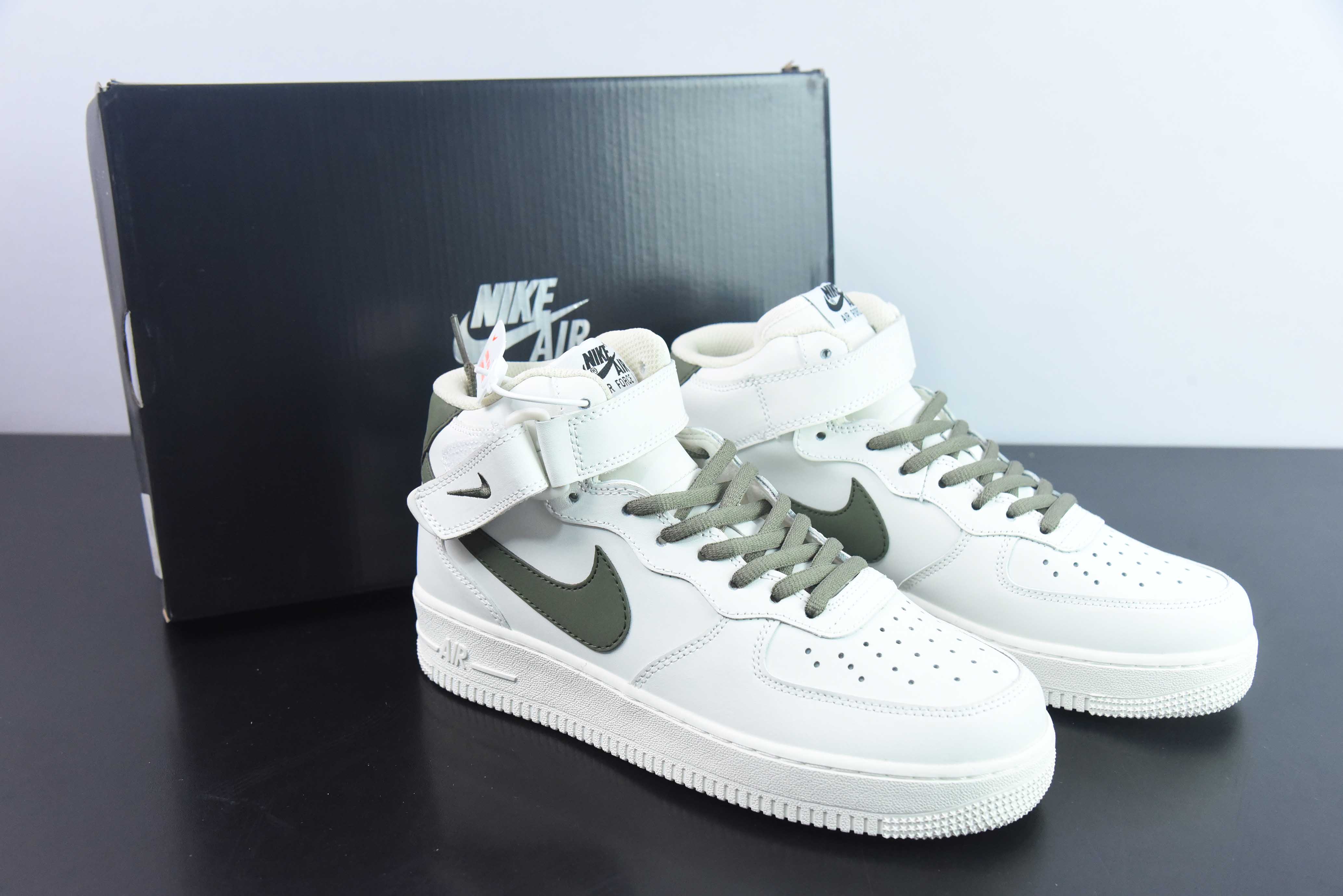 나이키 에어 포스 107 미드 베이지 및 그린 에어 포스 1 미드탑 캐주얼 트레이너 상품 번호: LZ6819-608 사이즈: 36-44