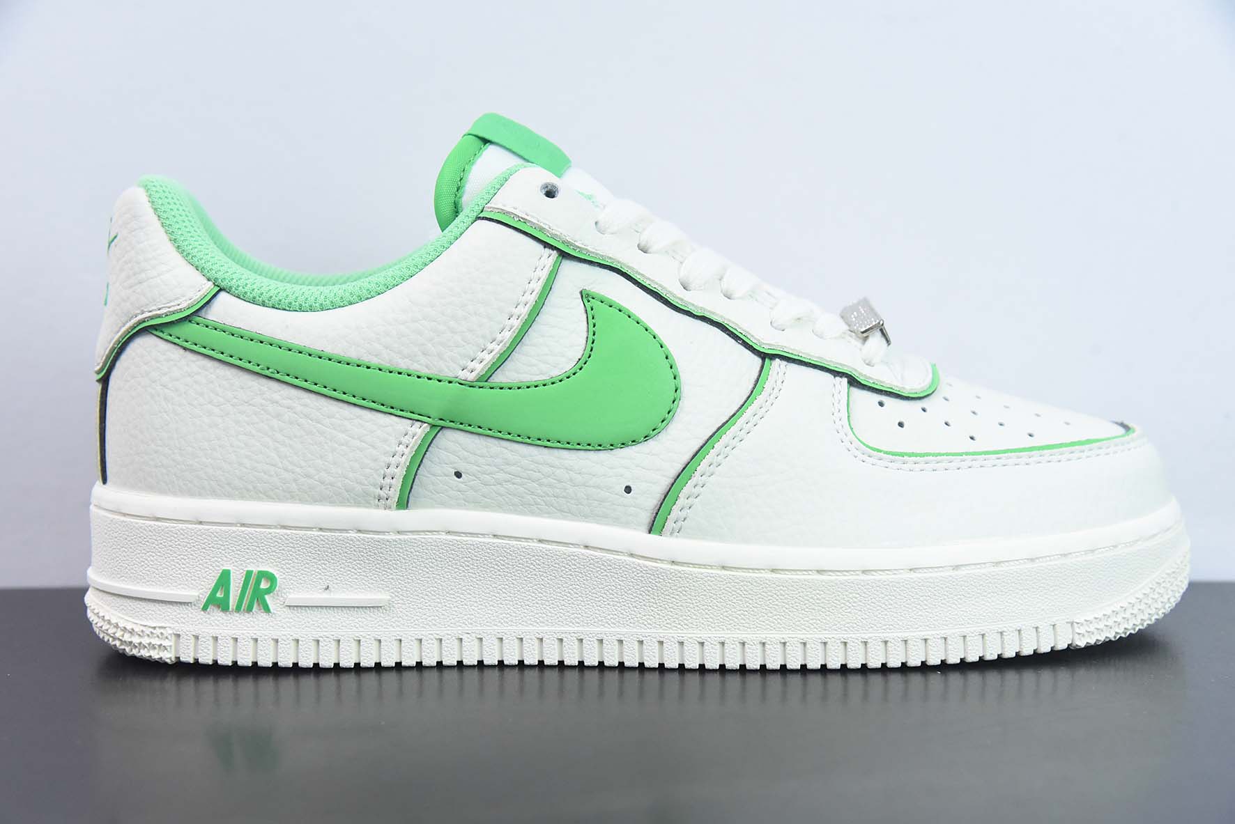 UAY27729039 NK 에어 포스 1 07 로우 베이지 화이트 그린 눈부신 컬러 나이트메어 에어 포스 원 로우 탑 운동화 캐주얼 신발 아이템 번호: UH8958-022 사이즈: 36-44