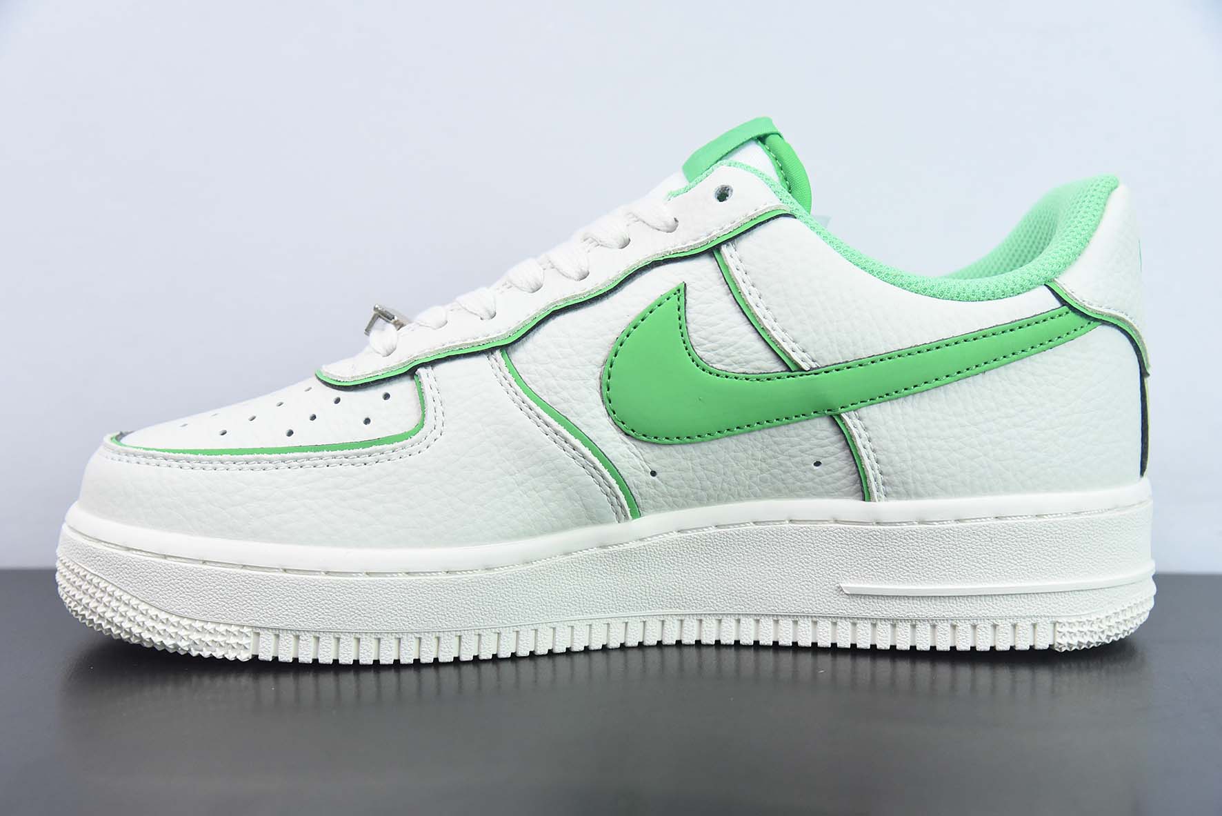 UAY27729039 NK 에어 포스 1 07 로우 베이지 화이트 그린 눈부신 컬러 나이트메어 에어 포스 원 로우 탑 운동화 캐주얼 신발 아이템 번호: UH8958-022 사이즈: 36-44