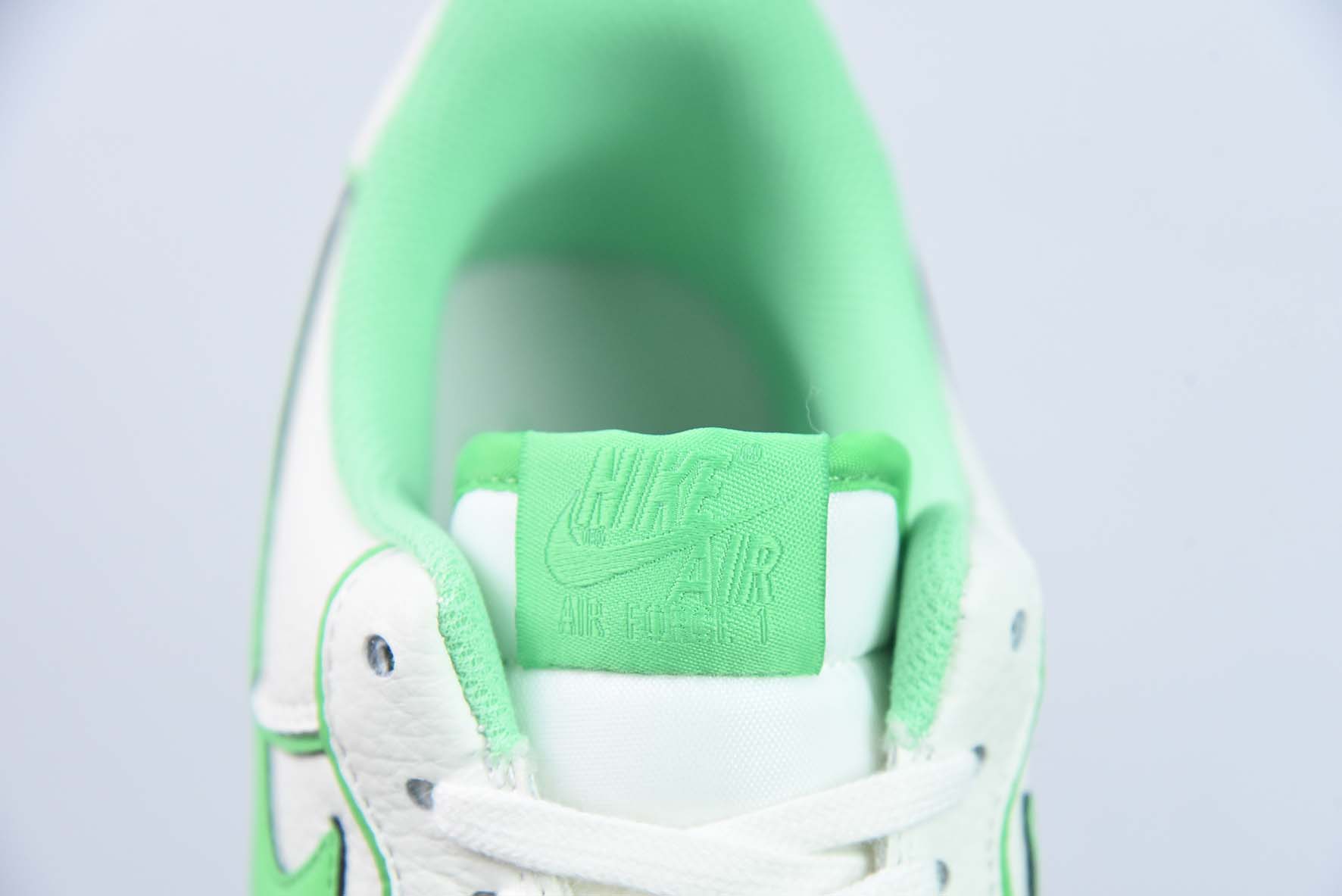 UAY27729039 NK 에어 포스 1 07 로우 베이지 화이트 그린 눈부신 컬러 나이트메어 에어 포스 원 로우 탑 운동화 캐주얼 신발 아이템 번호: UH8958-022 사이즈: 36-44