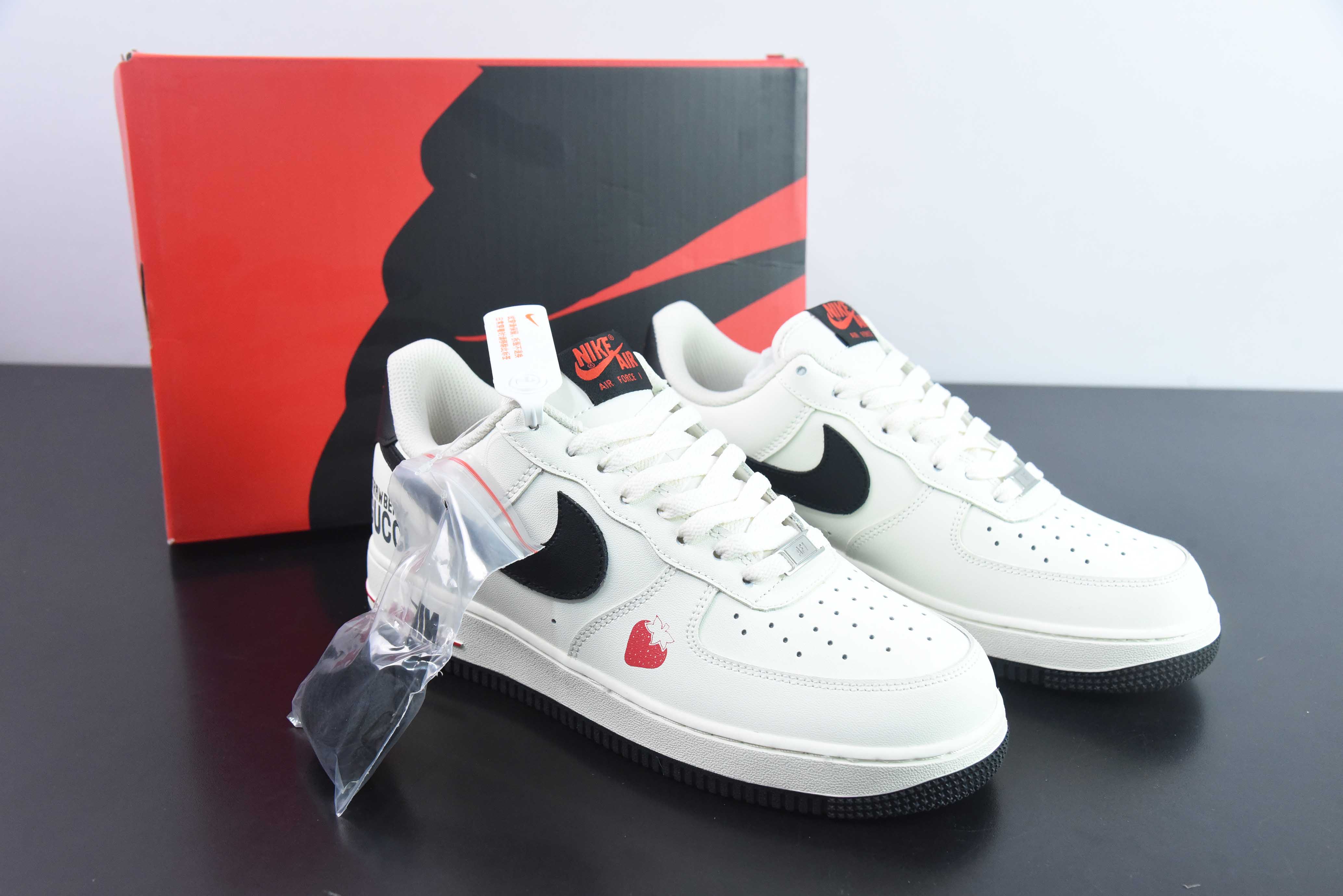 나이키 에어 포스 1 07 로우 구찌 공동 저작 - 크림 스트로베리 에어 포스 1 로우 탑 제품 번호: BS9055-719 사이즈: 36-44