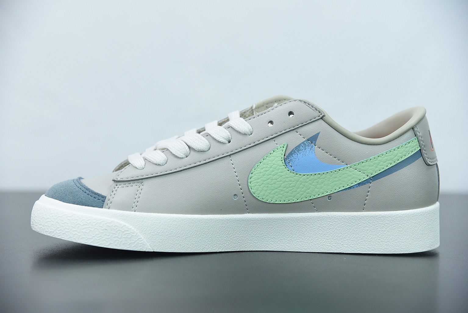 NK 블레이저 미드 77 인피니트 그레이 오렌지 아이템 번호: DA6364-280 사이즈: 36-44