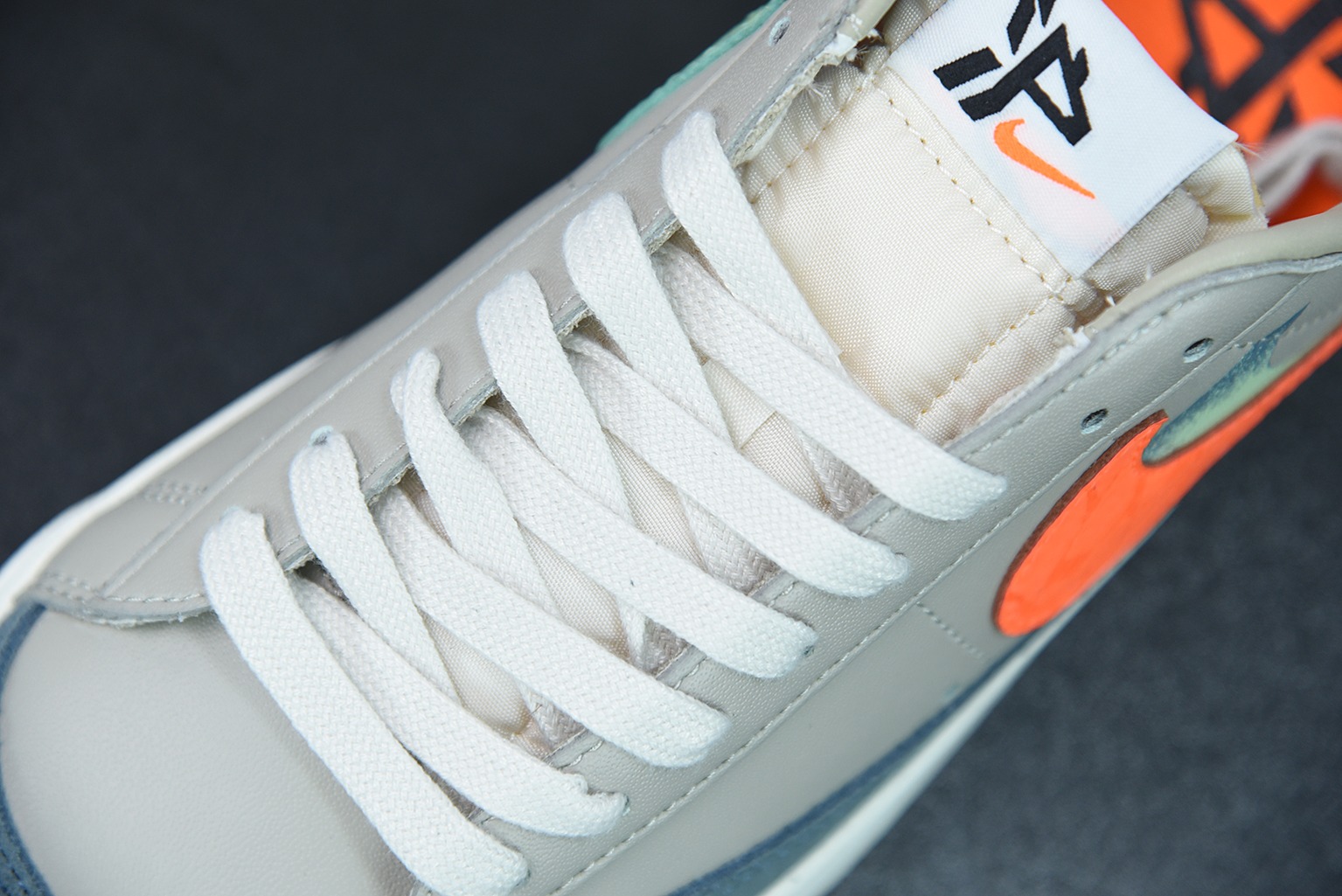 NK 블레이저 미드 77 인피니트 그레이 오렌지 아이템 번호: DA6364-280 사이즈: 36-44