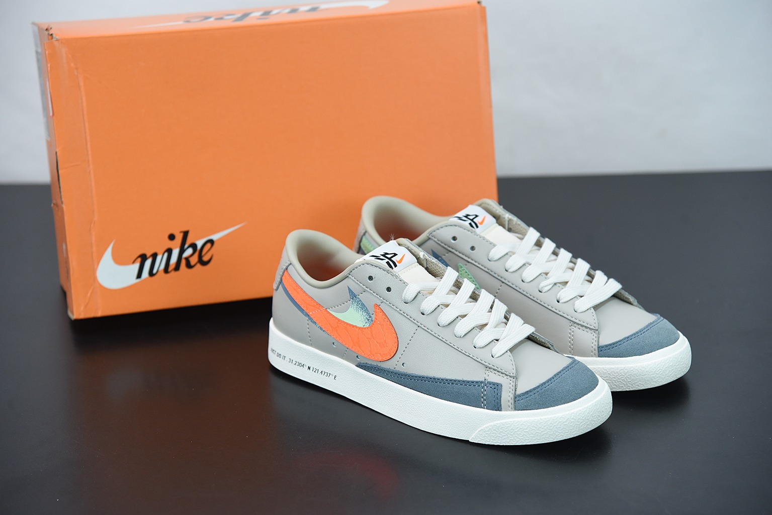 NK 블레이저 미드 77 인피니트 그레이 오렌지 아이템 번호: DA6364-280 사이즈: 36-44