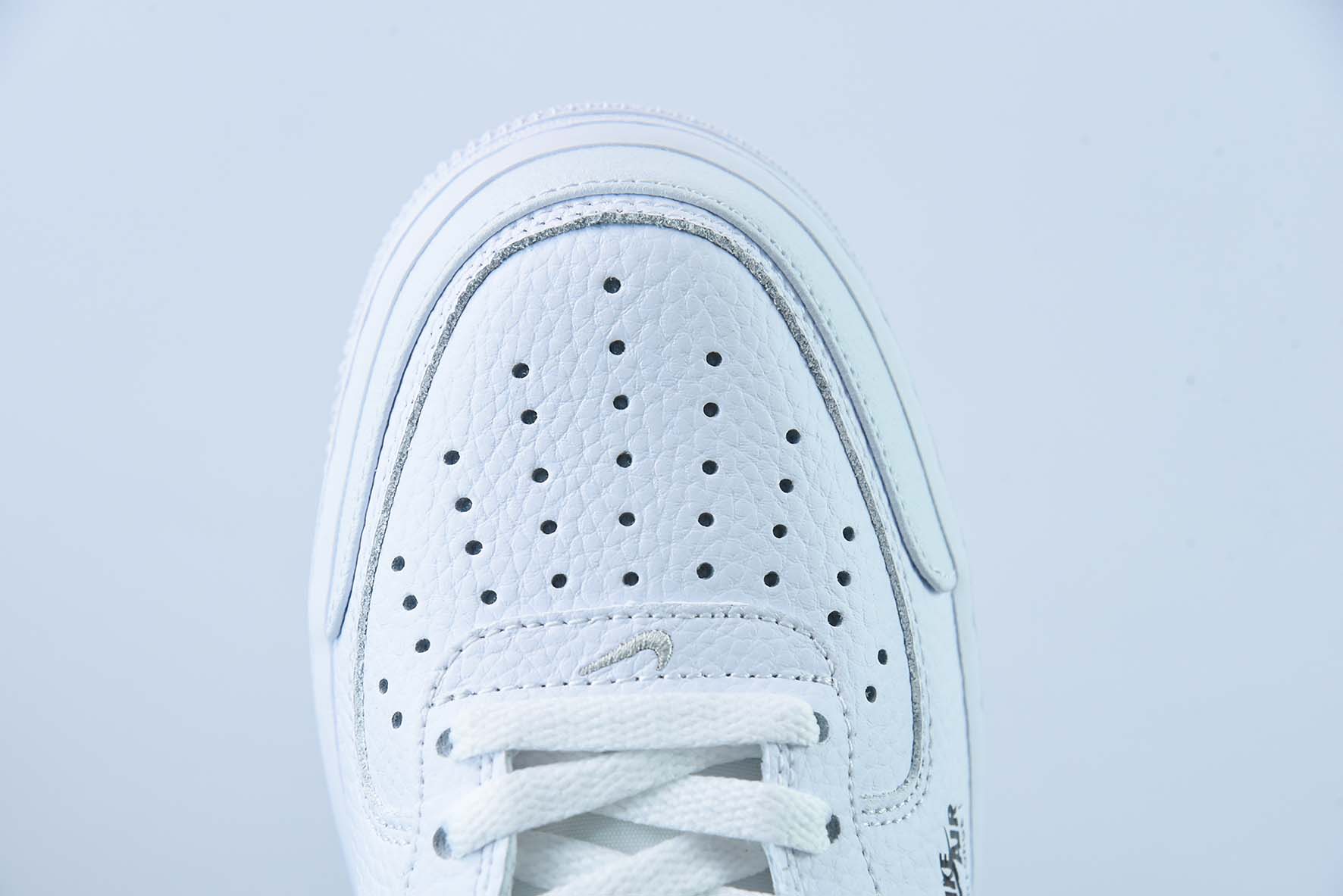 나이키 에어 포스 1 미드 프리미엄 올 화이트 컬러 에어 포스 1 로우탑 캐주얼 운동화 상품 번호: CU3088-606 사이즈: 36-44