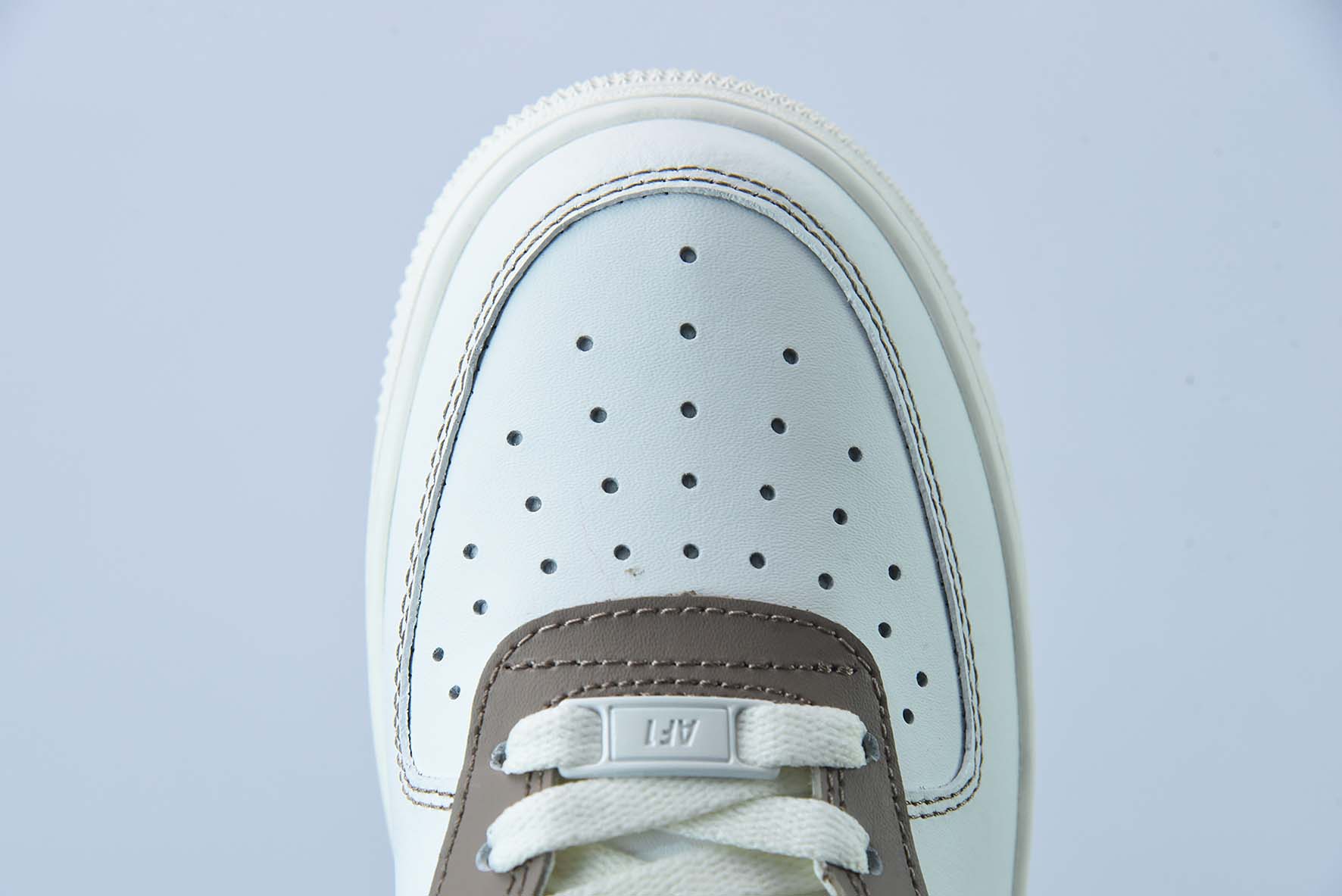 NK 에어 포스 1 에어 포스 원 로우 탑 애슬레틱 캐주얼 보드 슈즈 베이지 모카 브라운 품목 번호: DT0226-303 사이즈: 36-44