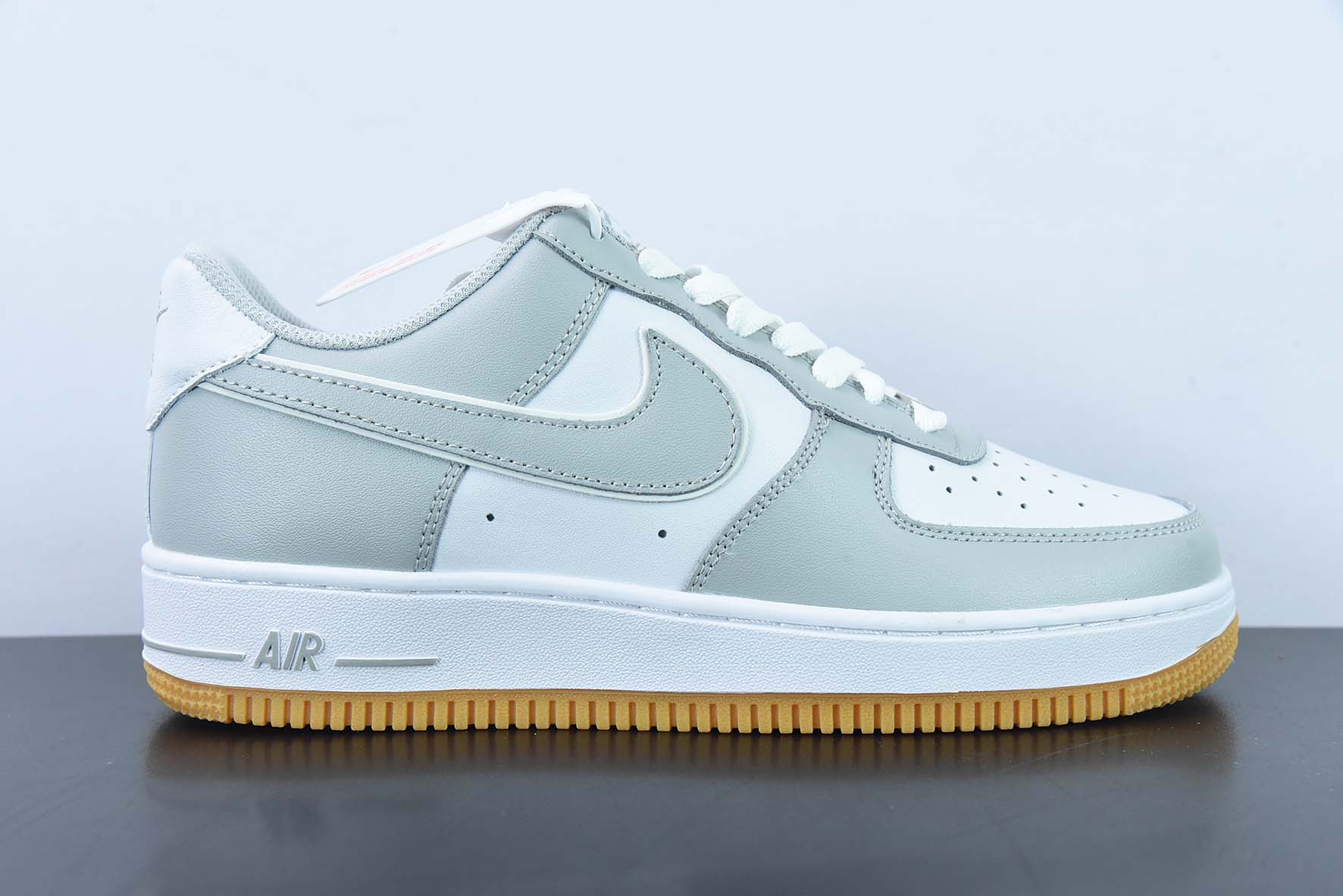 나이키 바이 유 에어 포스 1 07 로우 레트로 SP 에어 포스 1 로우 탑 클래식 다목적 캐주얼 트레이너 가죽 무연탄 화이트 고무 밑창AW2296-001 사이즈 : 36-44