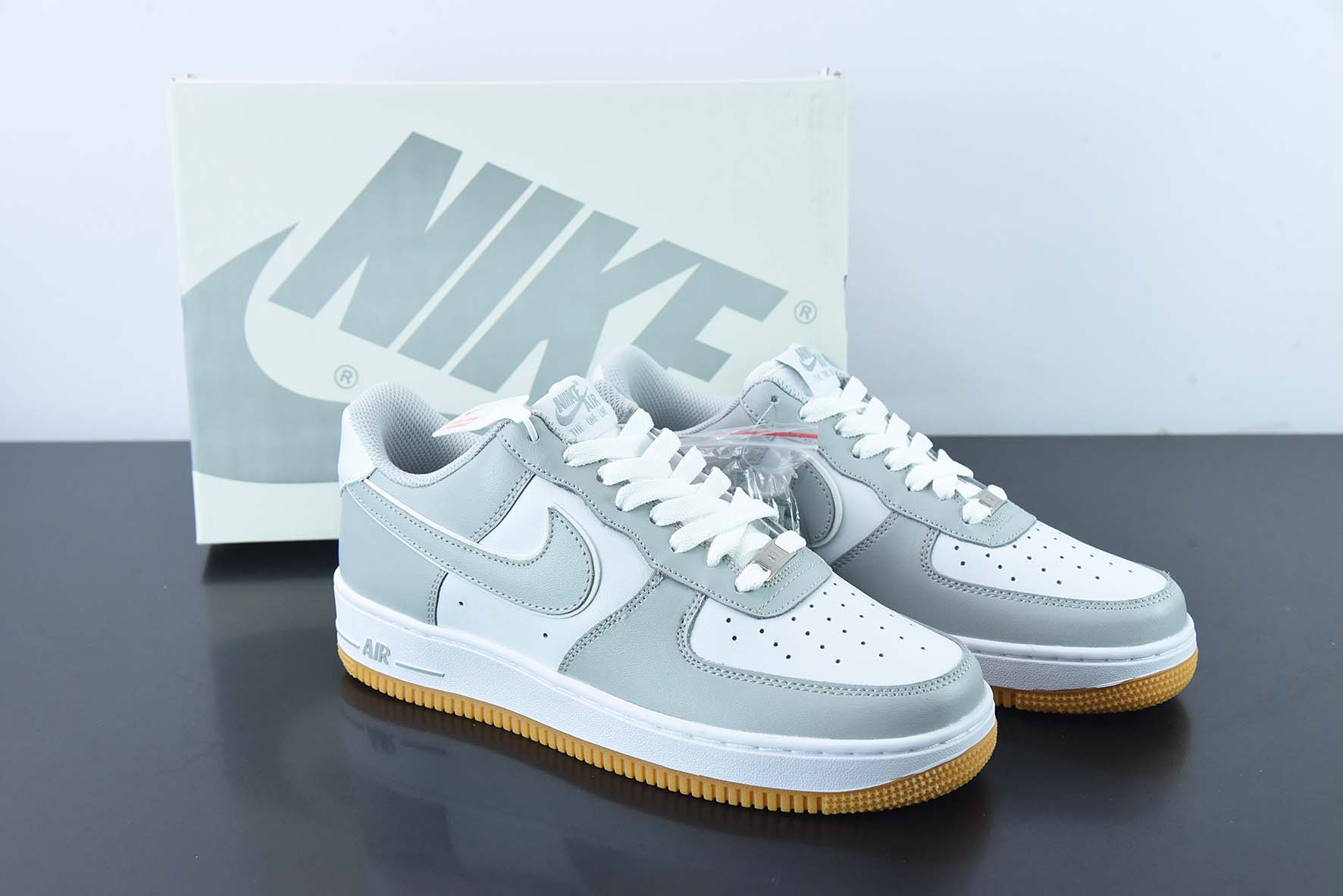 나이키 바이 유 에어 포스 1 07 로우 레트로 SP 에어 포스 1 로우 탑 클래식 다목적 캐주얼 트레이너 가죽 무연탄 화이트 고무 밑창AW2296-001 사이즈 : 36-44