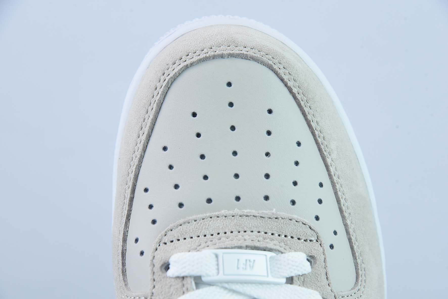 나이키 에어 포스 1 미드 07 라이트 그레이 및 블루 컬러 에어 포스 1 미드탑 캐주얼 신발 제품 번호: AL6896-557 사이즈: 36-44