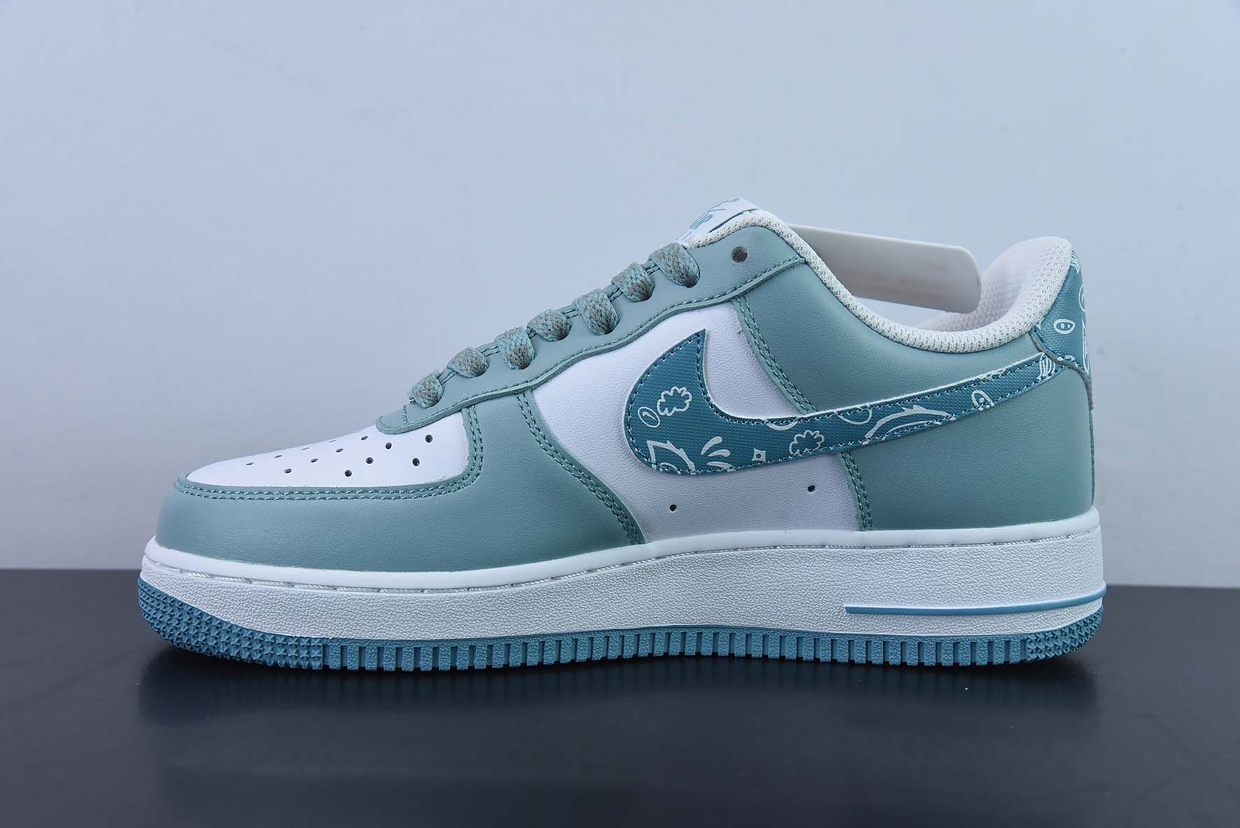 나이키 에어 포스 1 로우 07 화이트 블루 캐슈 플라워 컬러 에어 포스 1 로우 캐주얼 스니커즈 아이템: XM9612-092 사이즈: 36-44