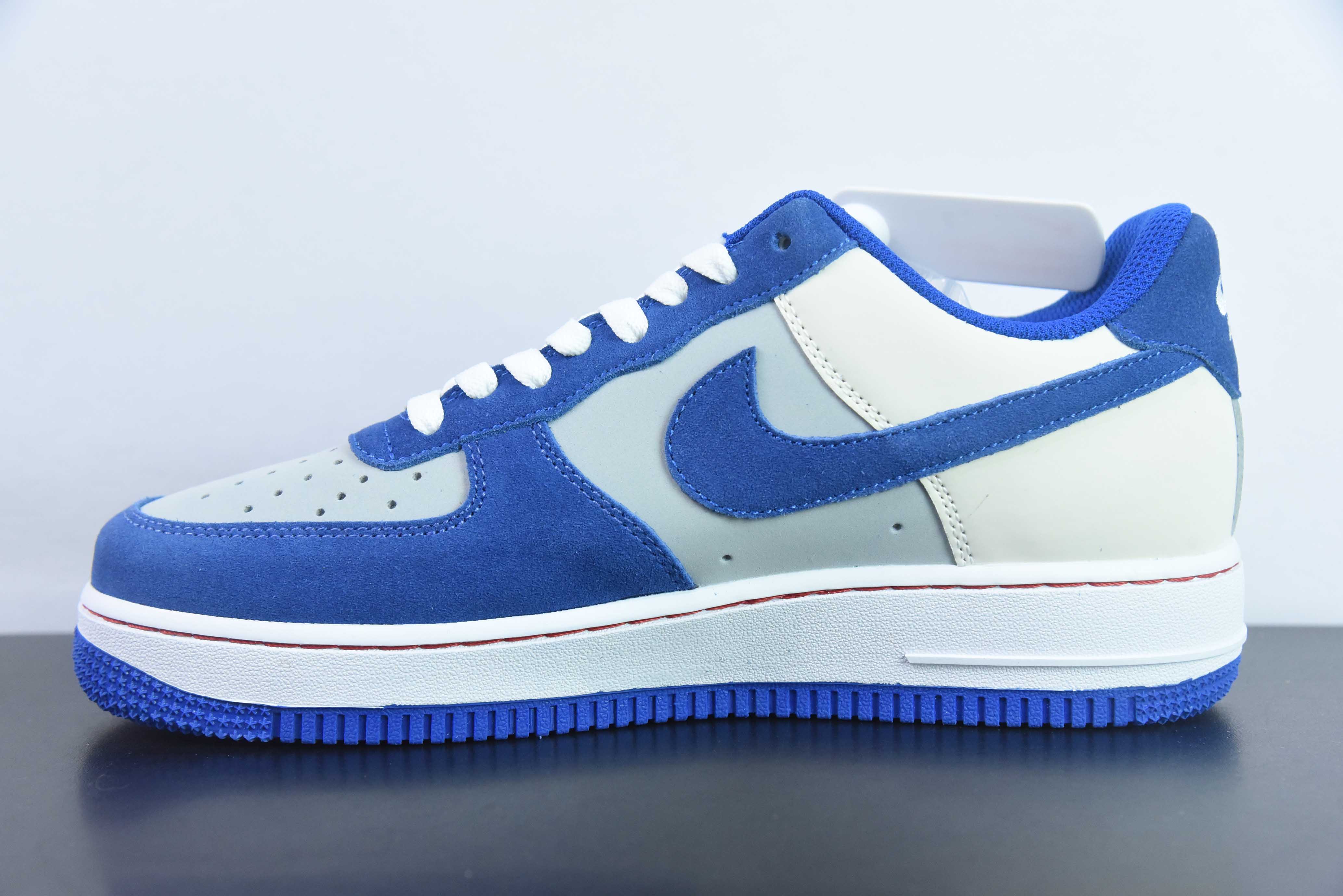 나이키 에어 포스 1 07 로우 버버리 공동 브랜드 - 오로라 블루 에어 포스 원 로우 탑 버버리 아이템 번호: HX123-001 사이즈: 36-44