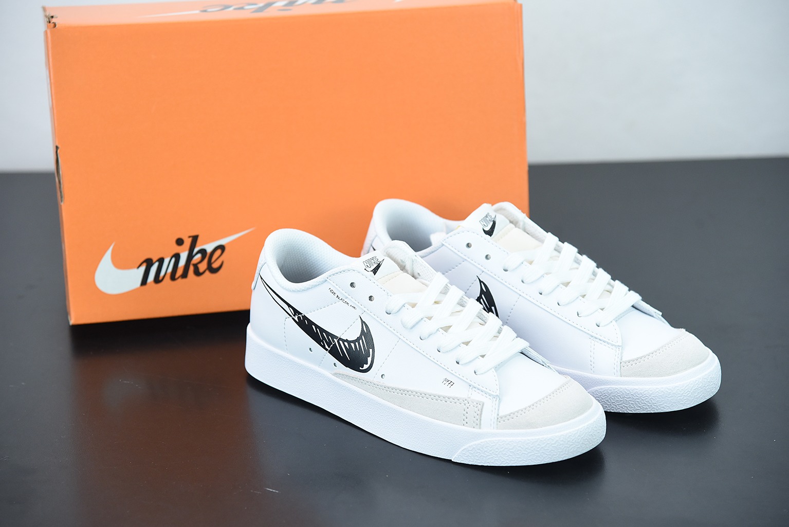 NK 블레이저 미드 77 인피니트 블랙 그래피티 아이템: DA6364-102 사이즈: 36-44