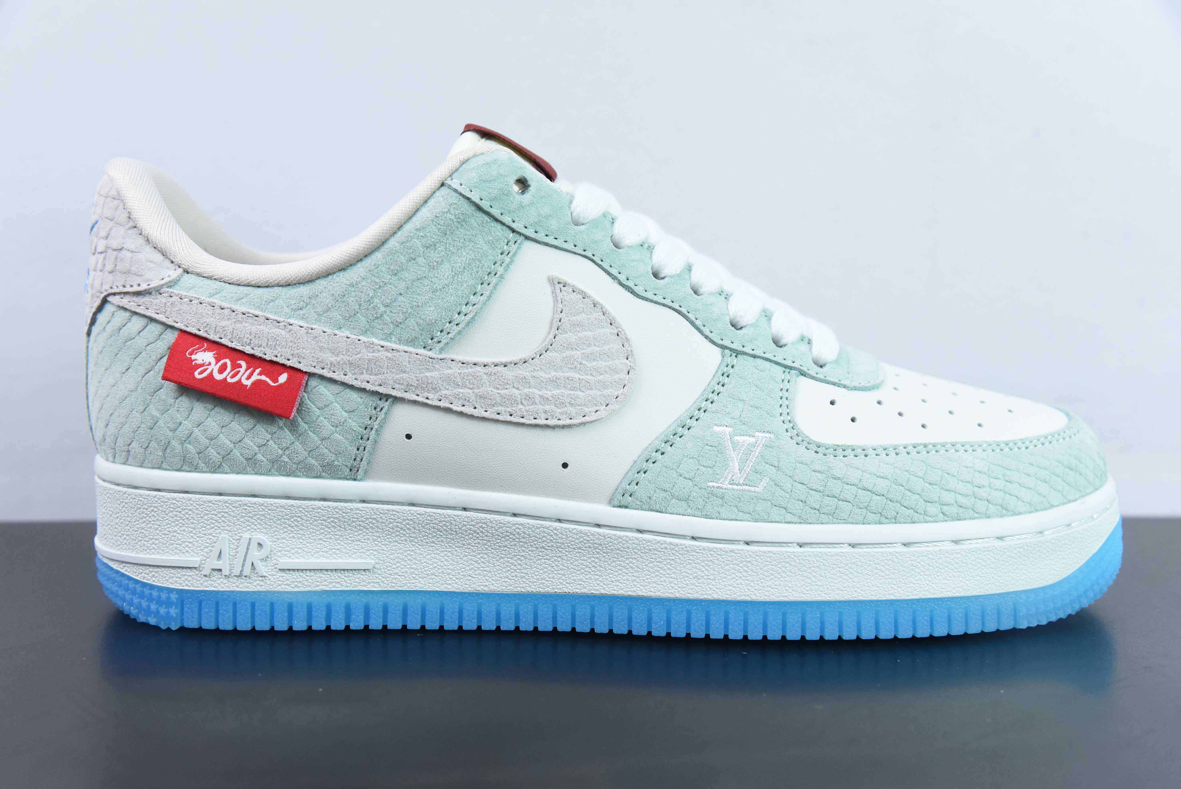 나이키 에어 포스 1 로우 07 X 루이비통 드래곤의 해 한정 화이트 그린 그레이 품목 번호: CV1724 110 사이즈: 36-44