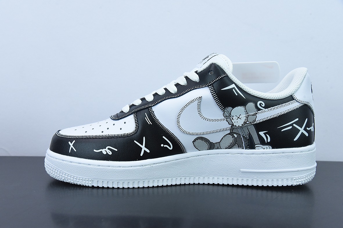 Kaws x Nk 에어 포스 1 07 로우 Kaws 에어 포스 원 로우 탑 블랙 화이트 콜드 그레이 블루 아이 커버 인형 품목 번호: CW2288-777 사이즈: 36-44