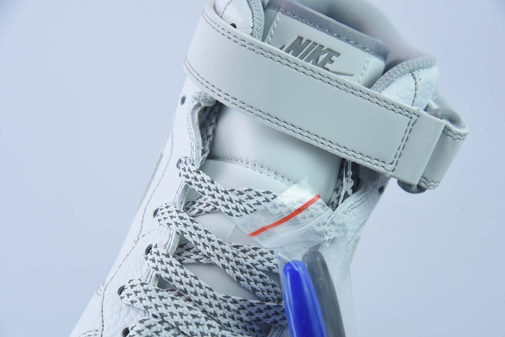 별이 가득한 나이키 에어 포스 1 미드 마크 라인 아이스 그레이 컬러 에어 포스 1 미드탑 아이템: MK0619-211 사이즈: 36-44