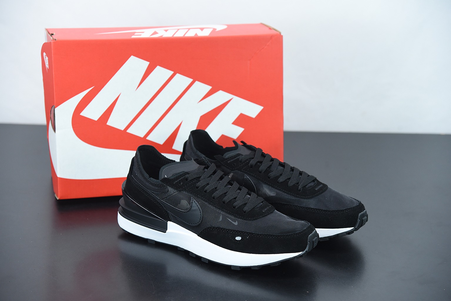 와플 제너레이션 시리즈 레트로 조깅화 블랙 앤 화이트 아이템: DA7995-001 사이즈: 36-44