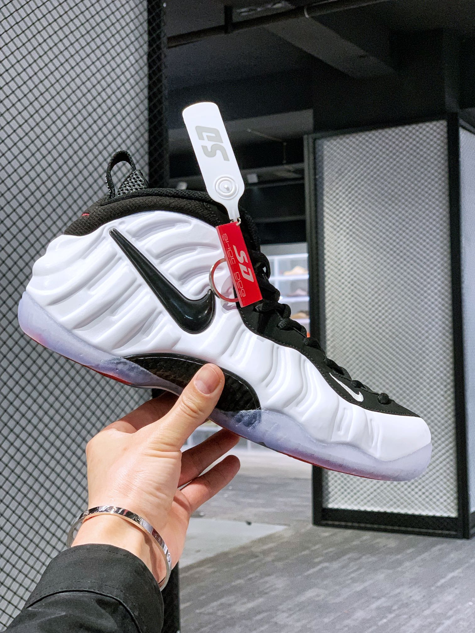 나이키 에어 폼포스 펄 폼 스프레이 폼 사이즈: 38.5 39 40 40.5 41 42 42.5 43 44 44.5 45 46