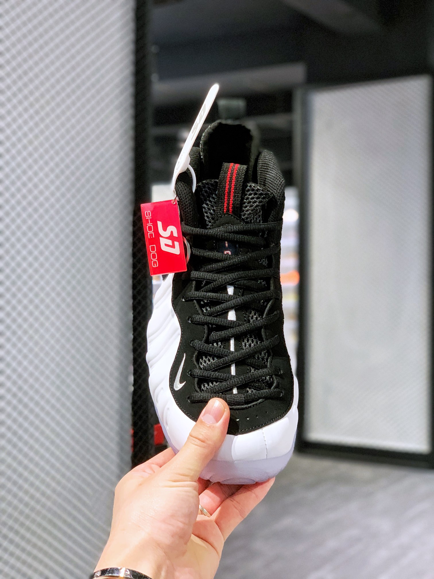 나이키 에어 폼포스 펄 폼 스프레이 폼 사이즈: 38.5 39 40 40.5 41 42 42.5 43 44 44.5 45 46