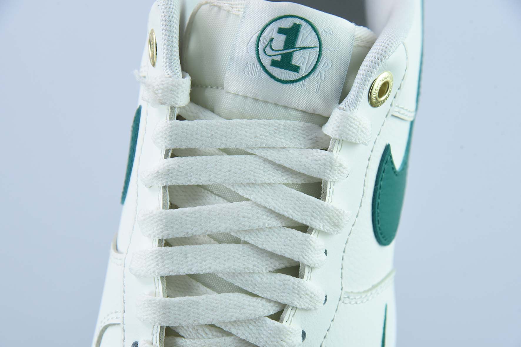 나이키 에어 포스 1 07 로우 베이지 그린 그린 후크 에어 포스 원 아이템: DQ7582-101 사이즈: 36-44