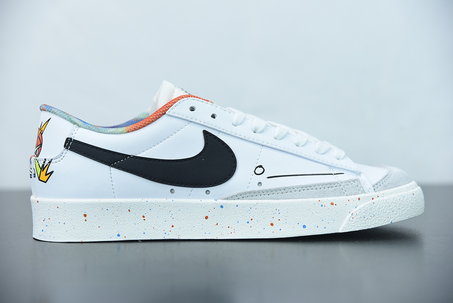 NK 블레이저 미드 77 인피니트 스플래시 잉크 그래피티 아이템 번호: DJ4279-101 사이즈: 36-44