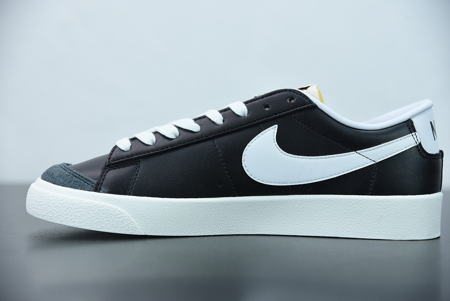 NK 블레이저 Mid77 인피니트 블랙 앤 화이트 아이템 번호: DA6364-001 사이즈: 36-44