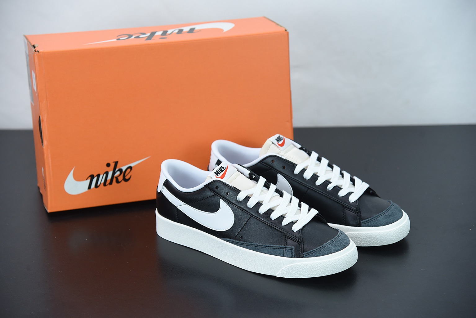 NK 블레이저 Mid77 인피니트 블랙 앤 화이트 아이템 번호: DA6364-001 사이즈: 36-44