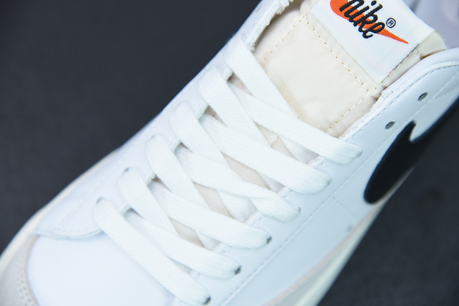 NK 블레이저 Mid77 인피니트 화이트 브라운 아이템 번호: DA6364-100 사이즈: 36-44