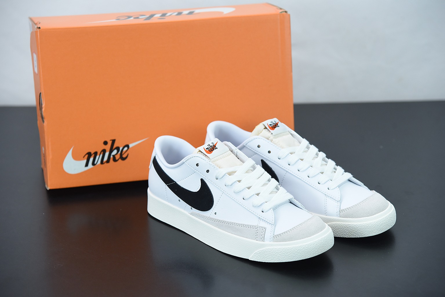 NK 블레이저 Mid77 인피니트 화이트 브라운 아이템 번호: DA6364-100 사이즈: 36-44