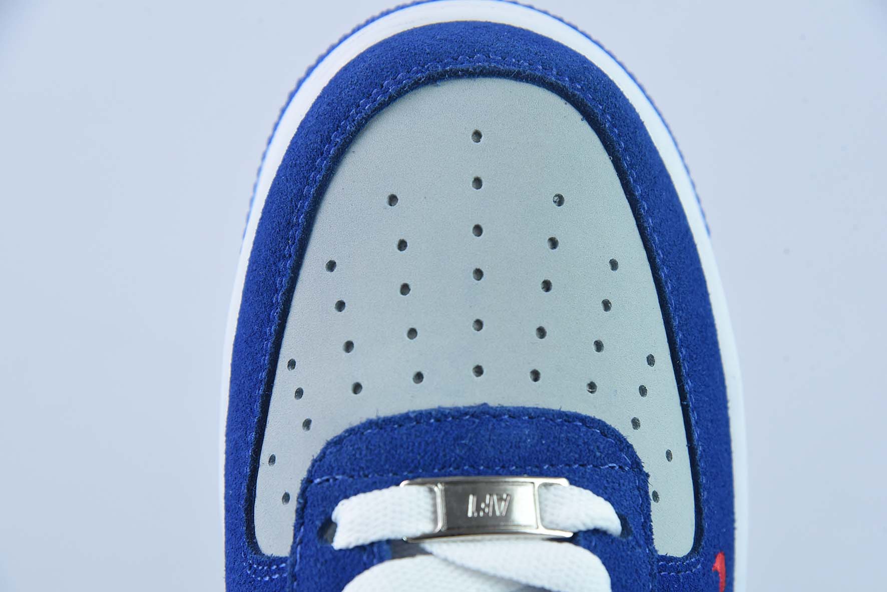 나이키 에어 포스 1 07 로우 버버리 공동 브랜드 - 오로라 블루 에어 포스 원 로우탑 아이템: HX123-001 사이즈: 36-44