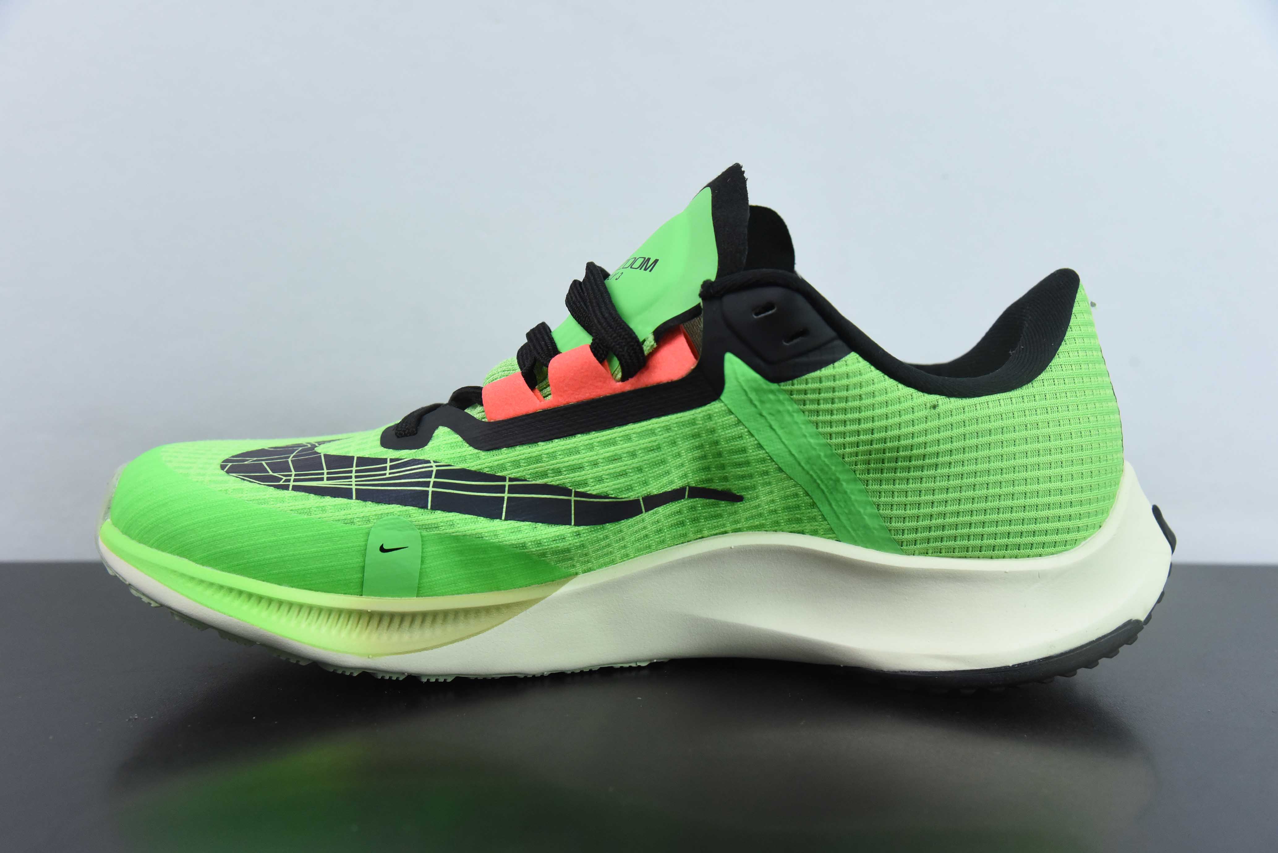 나이키 에어 줌 라이벌 플라이 3. 초경량 러닝화 패브릭 쿠셔닝 경량 러닝화 제품 번호: DZ4775-304 사이즈: 39-46