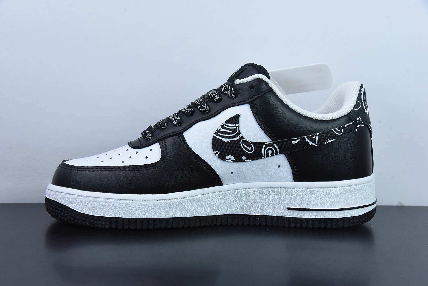 에어 포스 107 로우 블랙 페이즐리 에어 포스 1 화이트 캐슈 플라워 리플렉티브 XM6389-316 사이즈: 36-44