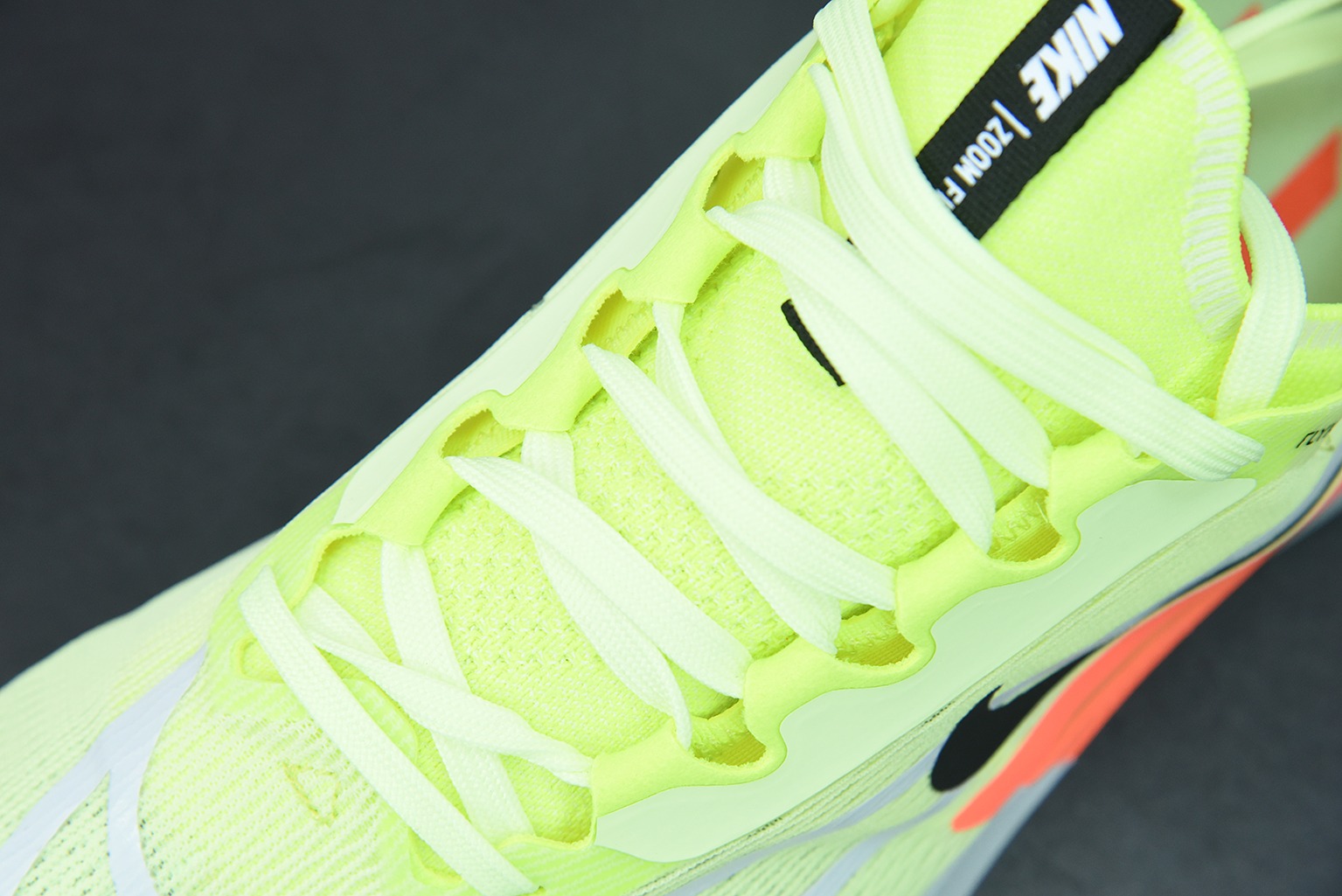 0X1M4 Nk 줌 플라이 4 남성용 초경량 러닝화 (밑창에 리얼 카본 파이버 플레이트 포함) 품목 번호: CT2392-700 사이즈: 39-44