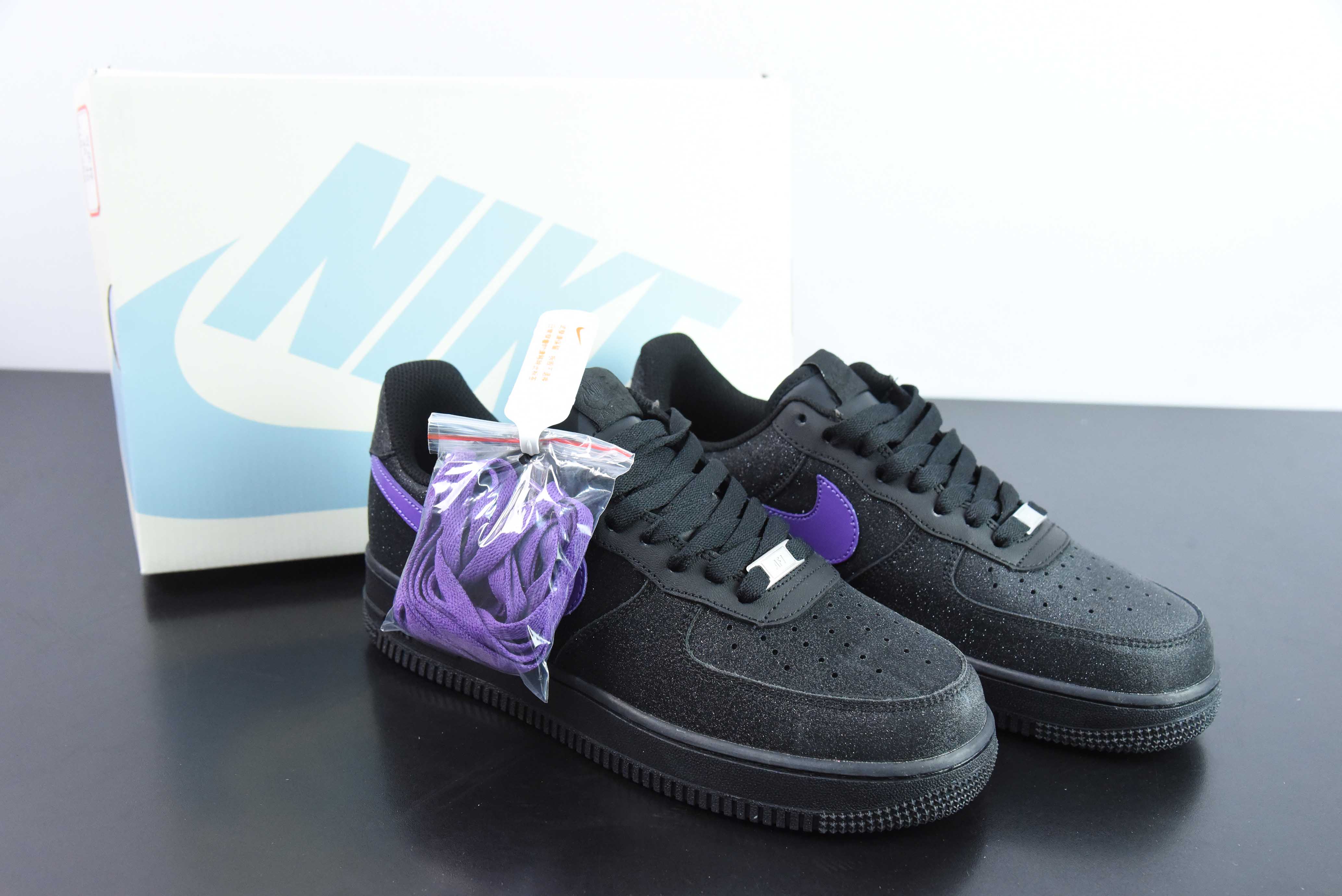 나이키 에어 포스 1 로우 블랙 퍼플 스타즈 에어 포스 1 로우 탑 캐주얼 스니커즈 아이템: CW2288-014 사이즈: 36-44