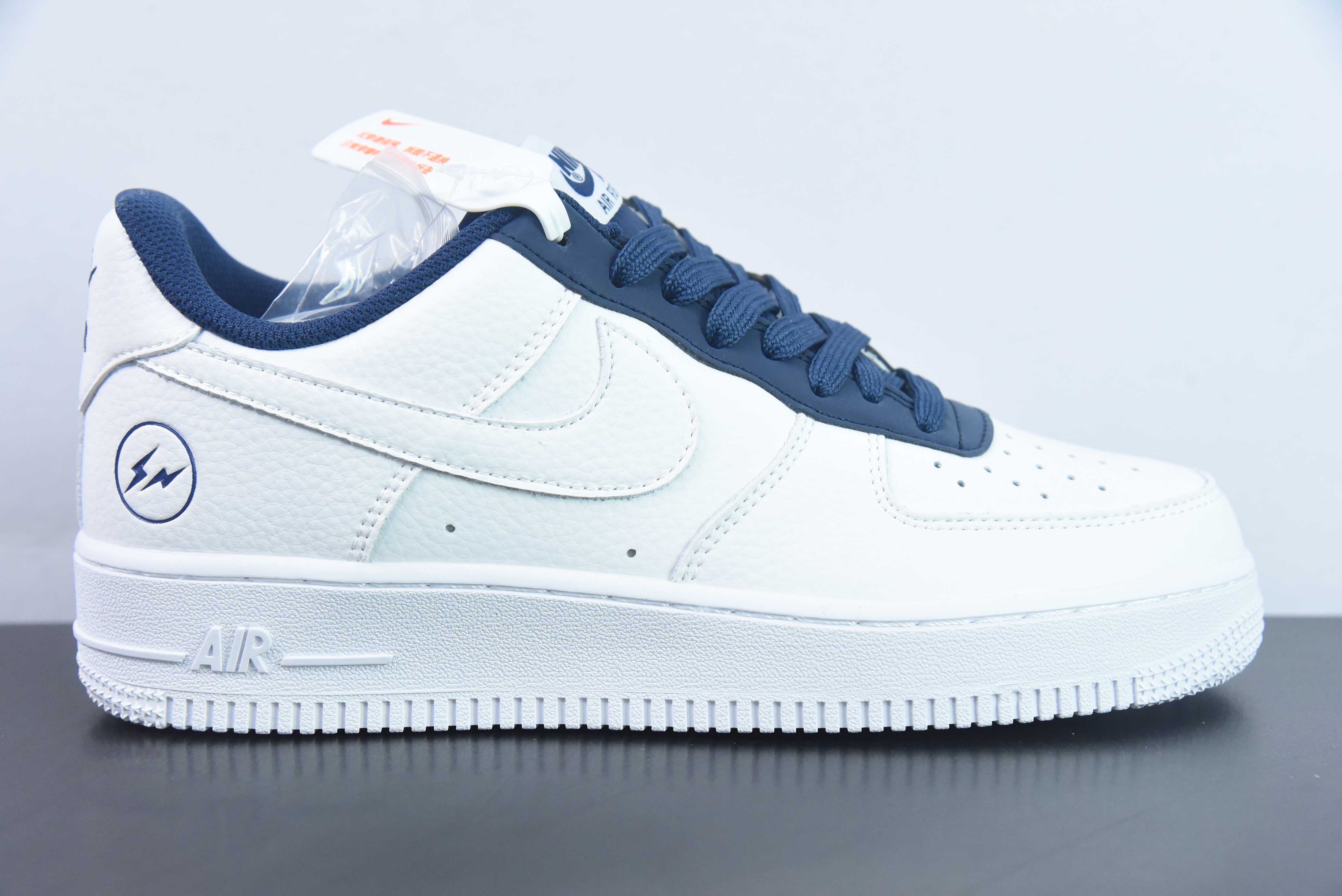 프래그먼트 디자인 x Nk 에어 포스 107 로우 라이트닝 후지와라 히로시 공동 브랜드 화이트 네이비 클래식 에어 포스 1 로우탑 캐주얼 스니커즈 아이템 번호: TT0801-606 사이즈: 36-44