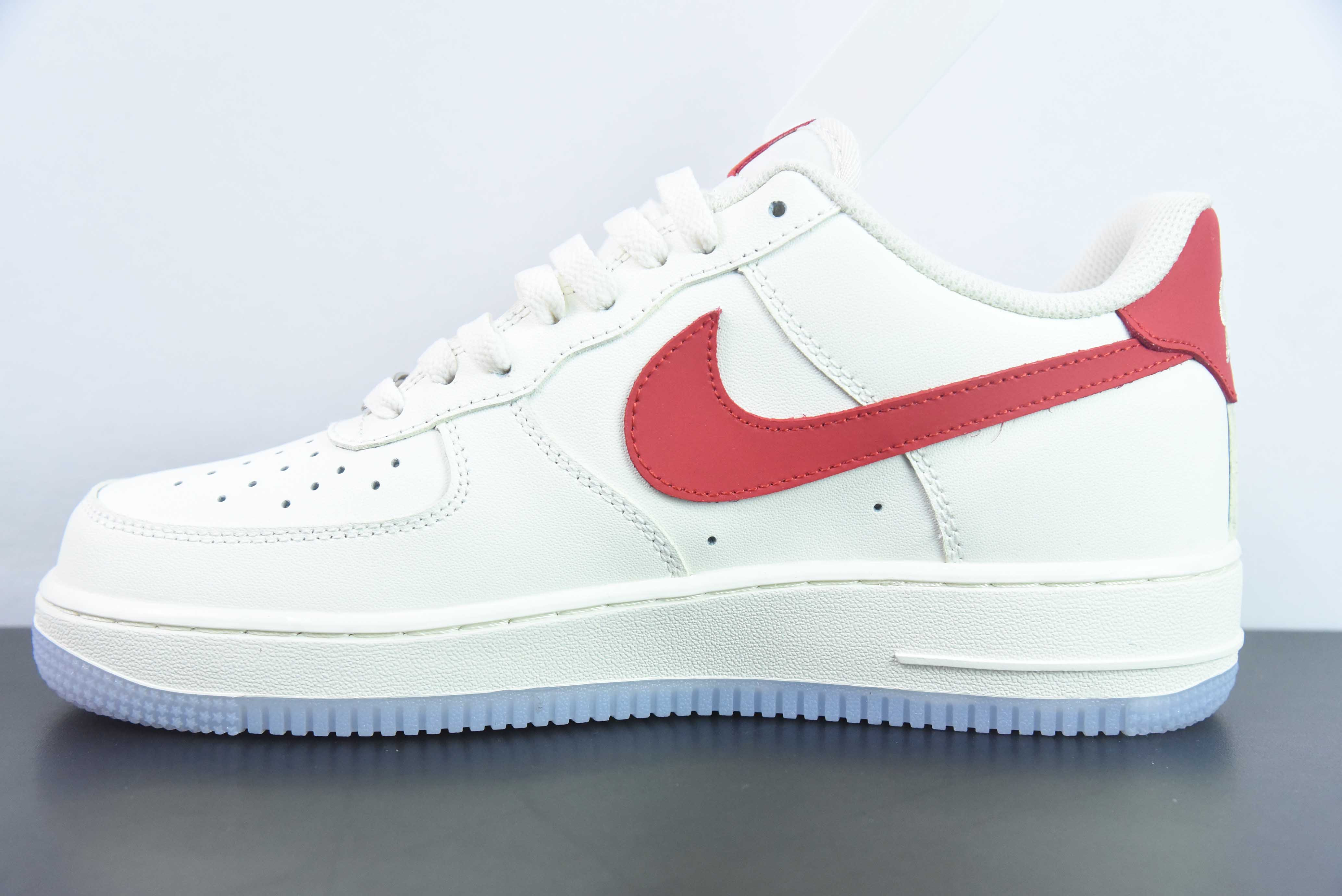 나이키 에어 포스 1 AF1 에어 포스 1 / 로우탑 화이트와 레드 LV 프린트 사이즈: 36-44 품목 번호: BS9055-711