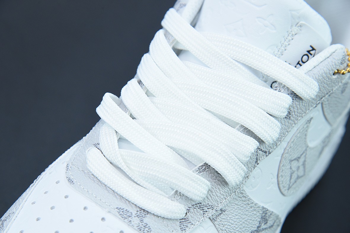 루이 비통 x 에어 포스 107 LV8 로우 화이트/그레이/LV 모노그램 에어 포스 1 화이트 라이트 그레이 LV 엠보싱 올드 플라워 아이템 번호: LD4631-201 사이즈: 36-44